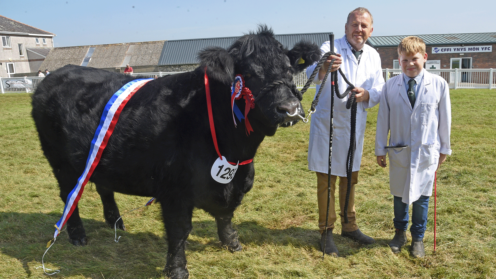 Arfon Williams a'i fab Owen gyda phencampwr bîff y sioe