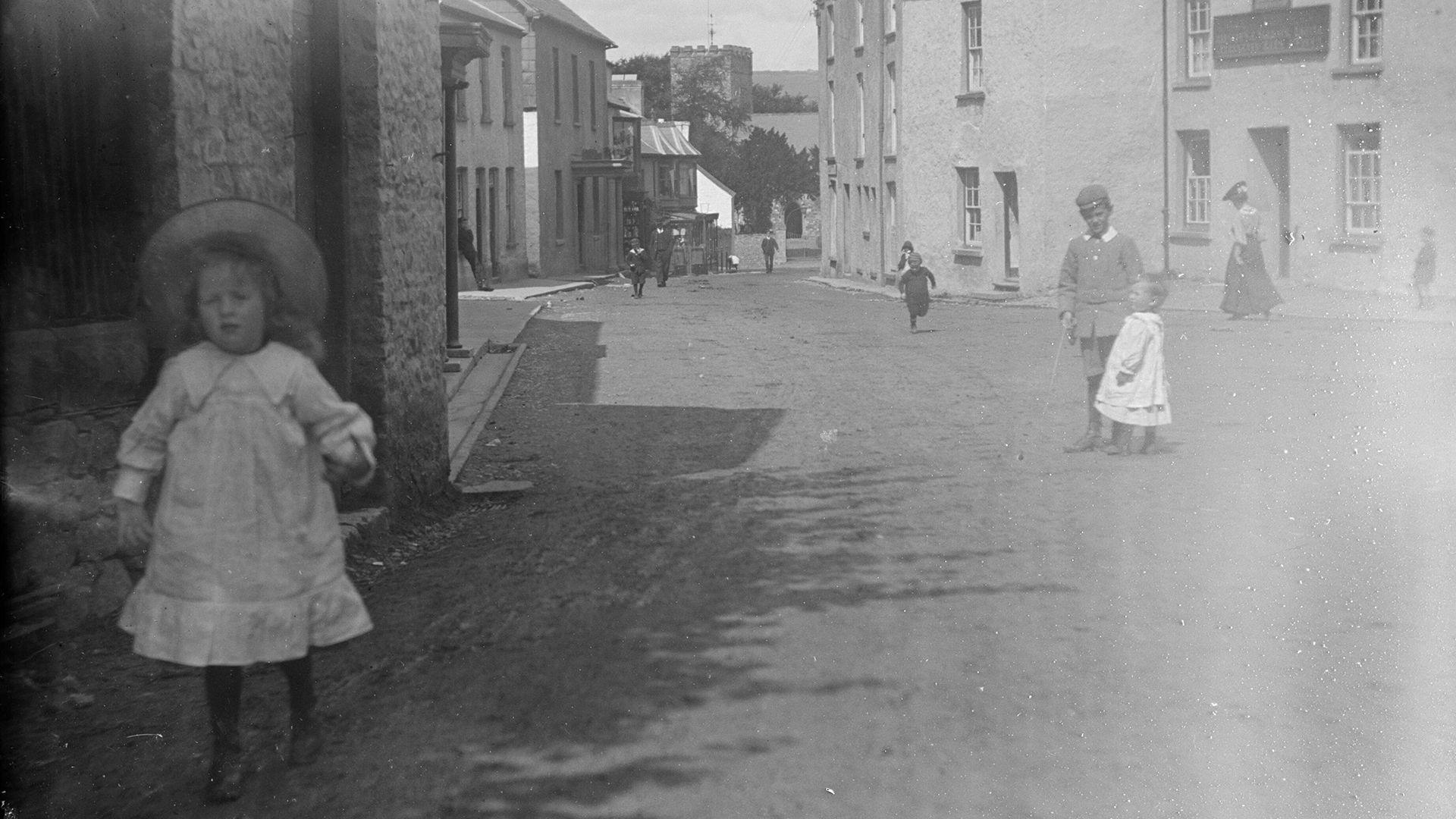 Plant ifanc ar stryd yn Llangadog mewn hen lun du a gwyn