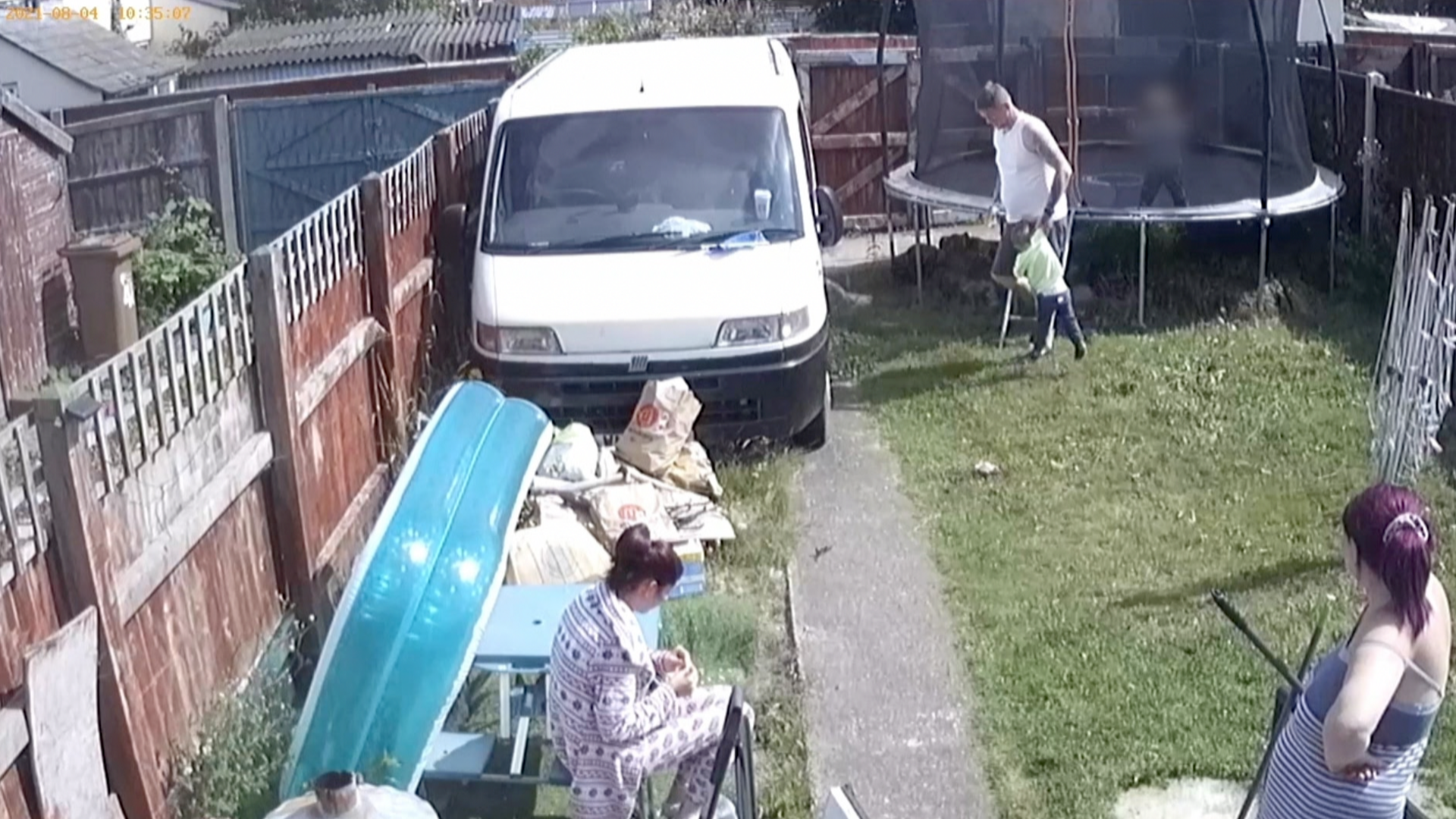 Llun CCTV o Michael Ives yn llusgo Ethan gerfydd un fraich o drampolîn yng ngardd gefn y teulu. Mae Shannon a Kerry Ives yn yr ardd hefyd.