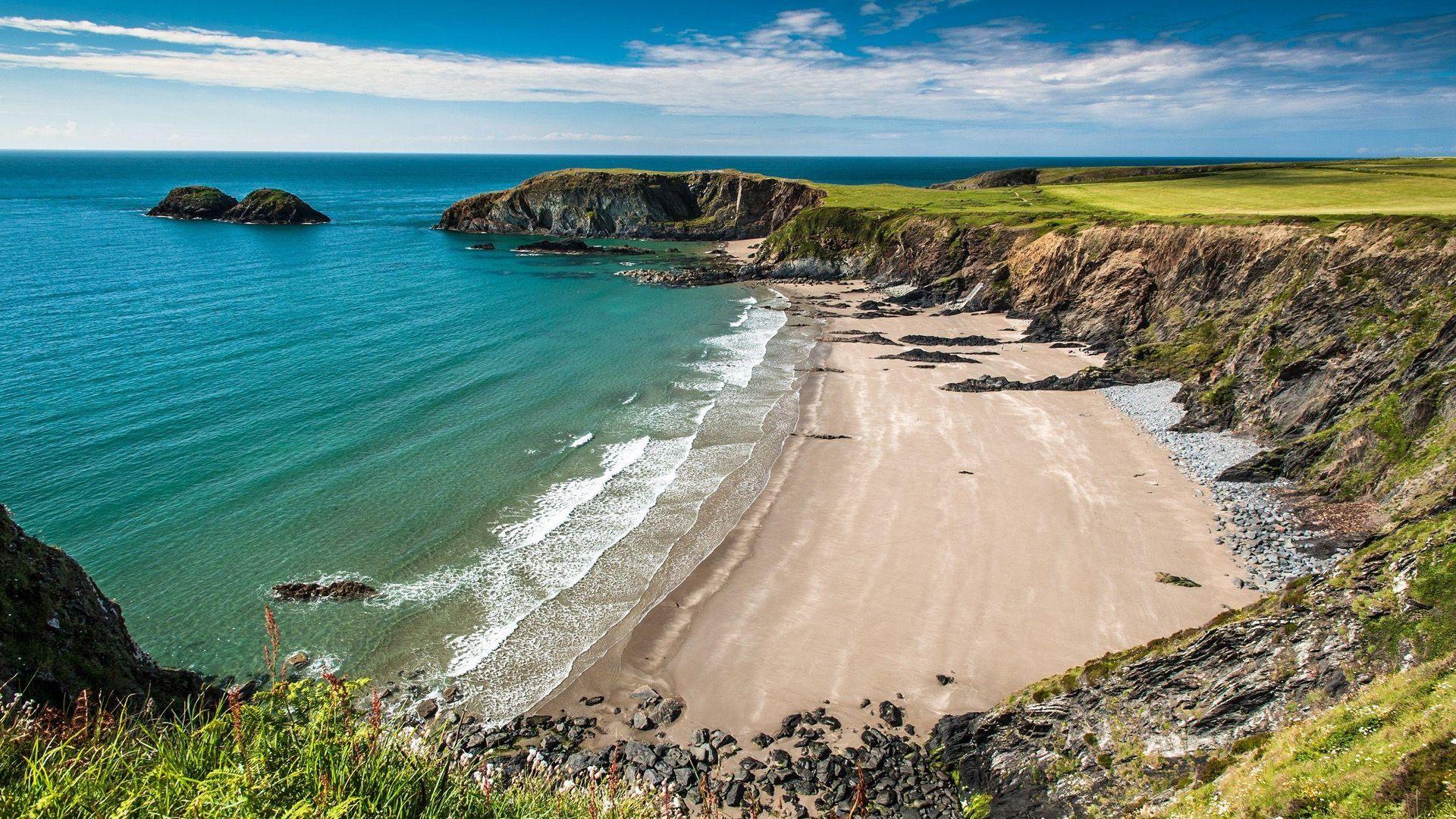 Un o draethau hyfryd niferus Sir Benfro