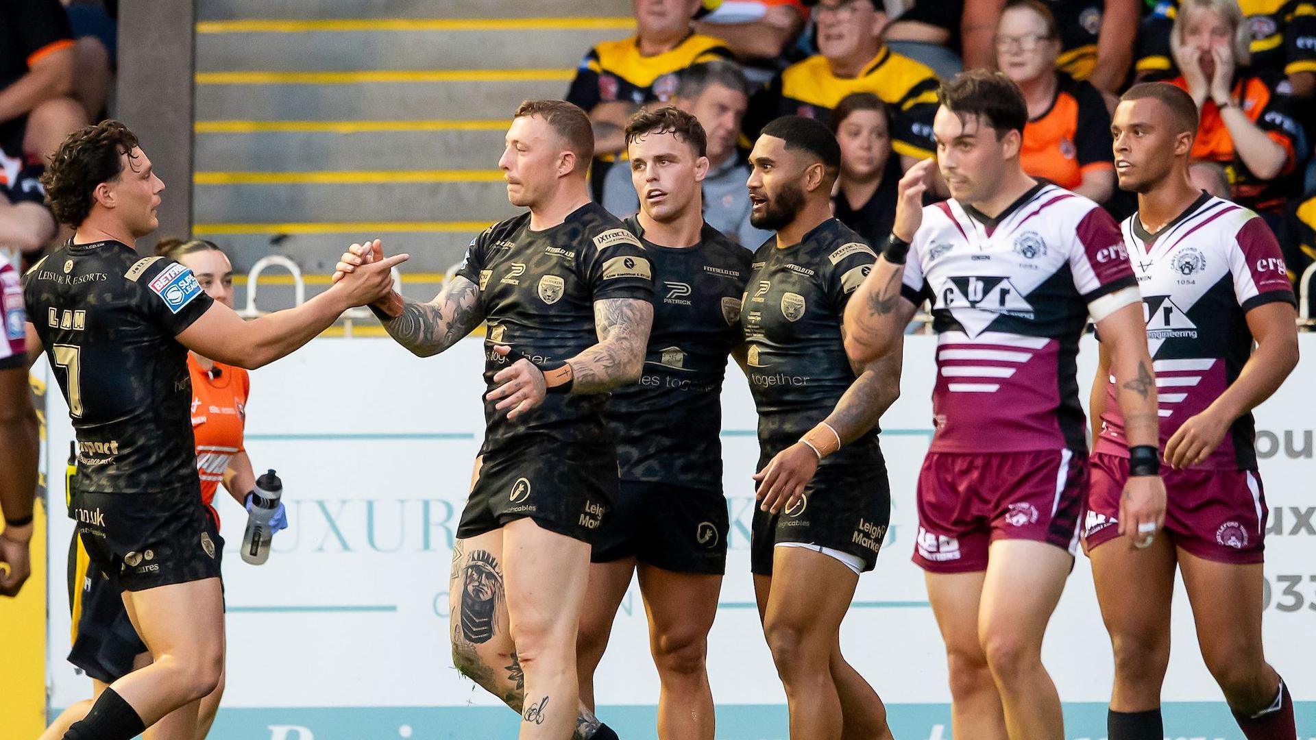 Leigh Leopards celebrate v Castleford Tigers