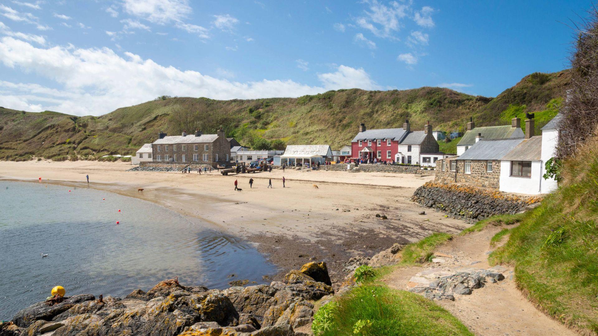 Mae comisiwn wedi argymell dynodi cymunedau sydd â chanran uchel o siaradwyr Cymraeg - fel Pen Llŷn - yn rhai o arwyddocâd ieithyddol dwysedd uwch. Aberdaron