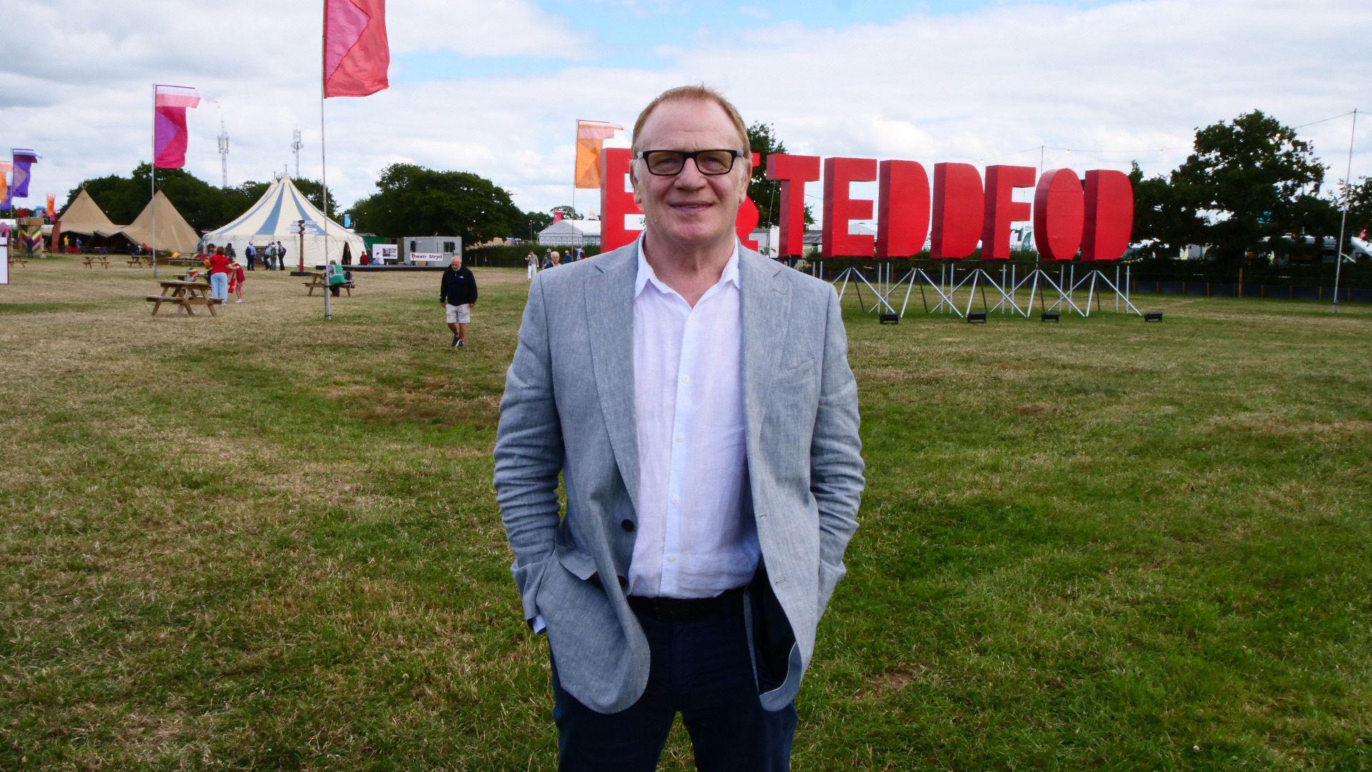 Fe roddodd yr actor Mark Lewis Jones ei araith fel Llywydd yr Eisteddfod yn Y Pafiliwn. Dywedodd wrth Cymru Fyw: "Mae'n teimlo yn sbeshal yn barod, 'da ni yma o'r diwedd."