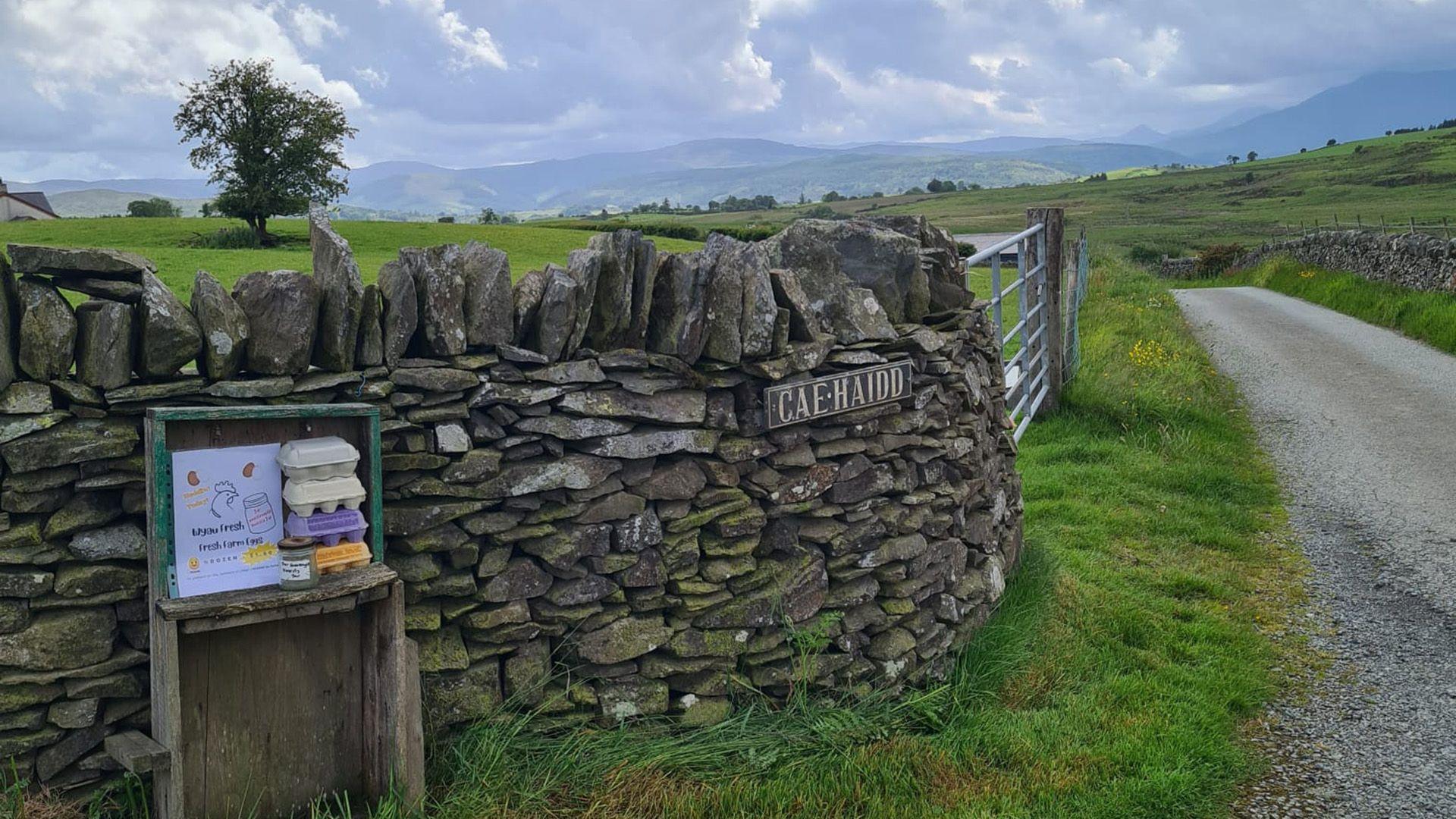 Y stondin wyau a arferai fod ger buarth Cae-Haidd