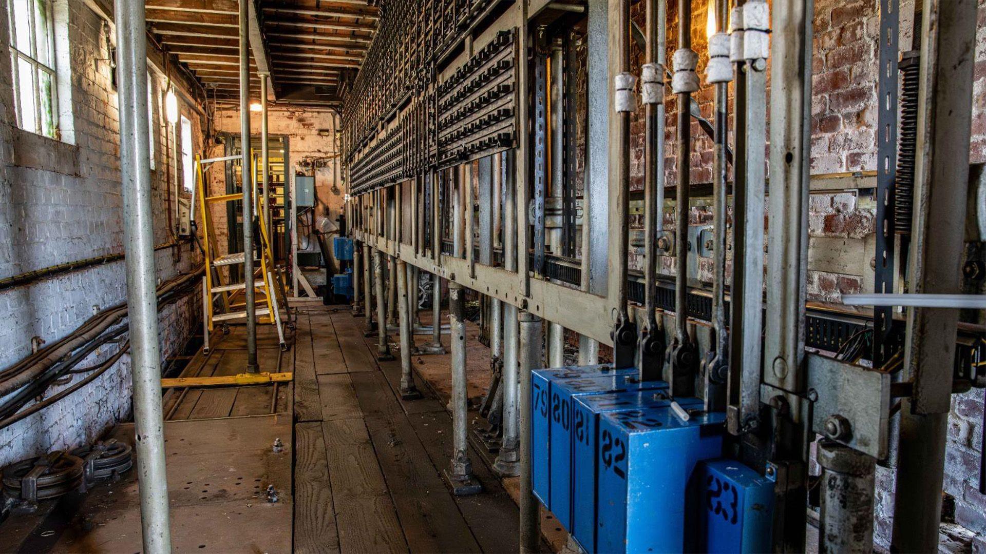 Rhan o'r peirianwaith ar lawr isaf yr adeilad oedd yn trosglwyddo negeseuon i'r signalau semaffor wrth i'r liferi gael eu tynnu