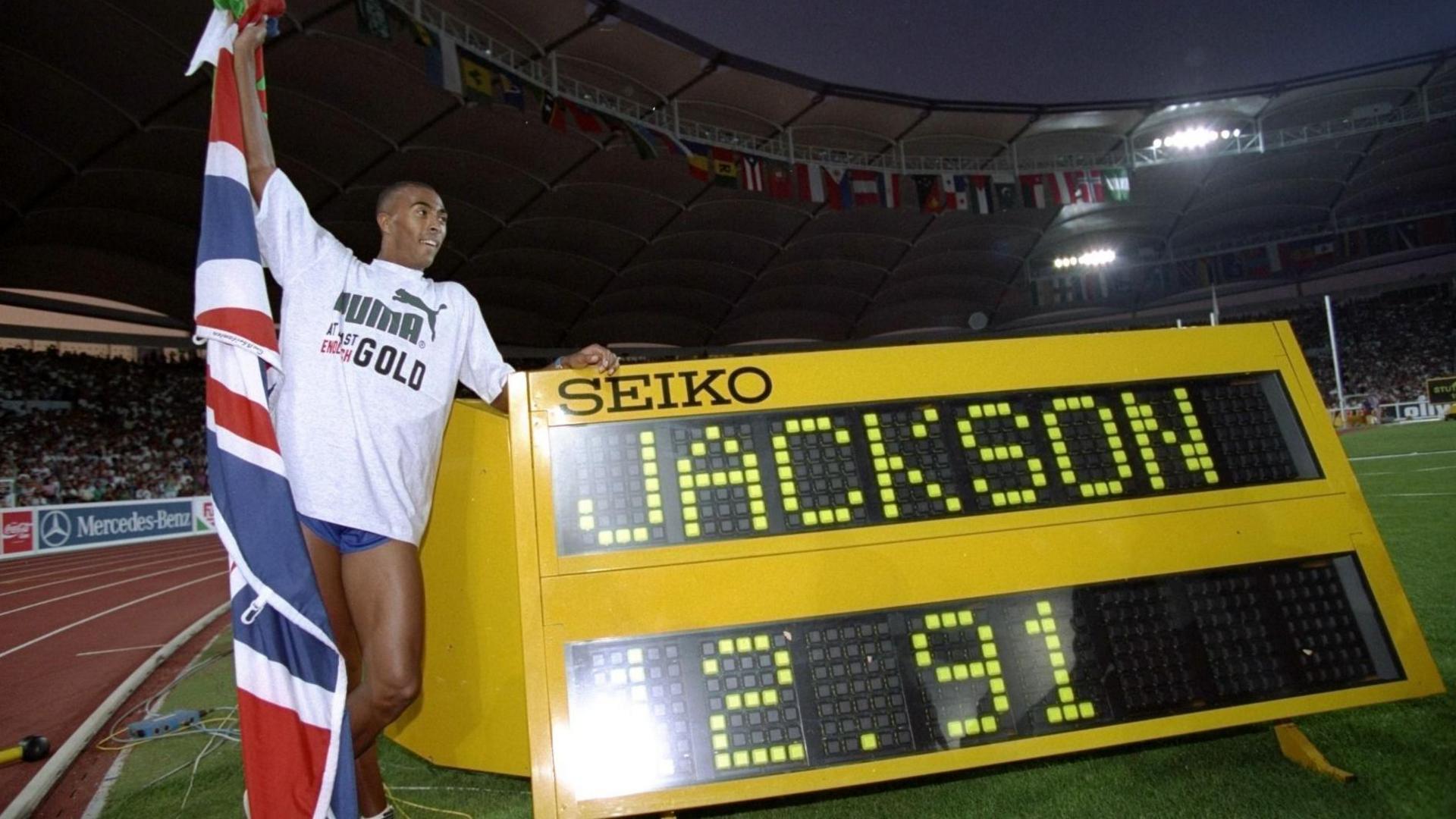 Colin Jackson yn gosod record byd newydd o 12.91 eiliad yn ystod Pencampwriaethau Athletau'r Byd yn Stuttgart, yr Almaen