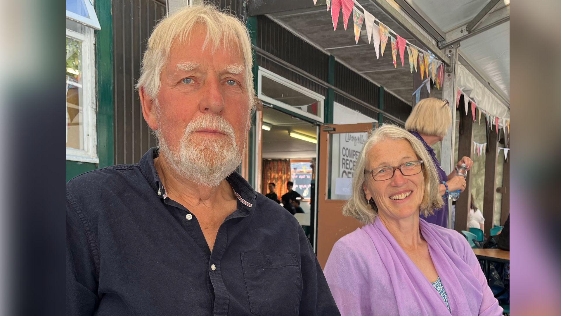 Llun o Paul Jays (L) a Penny Nicholson