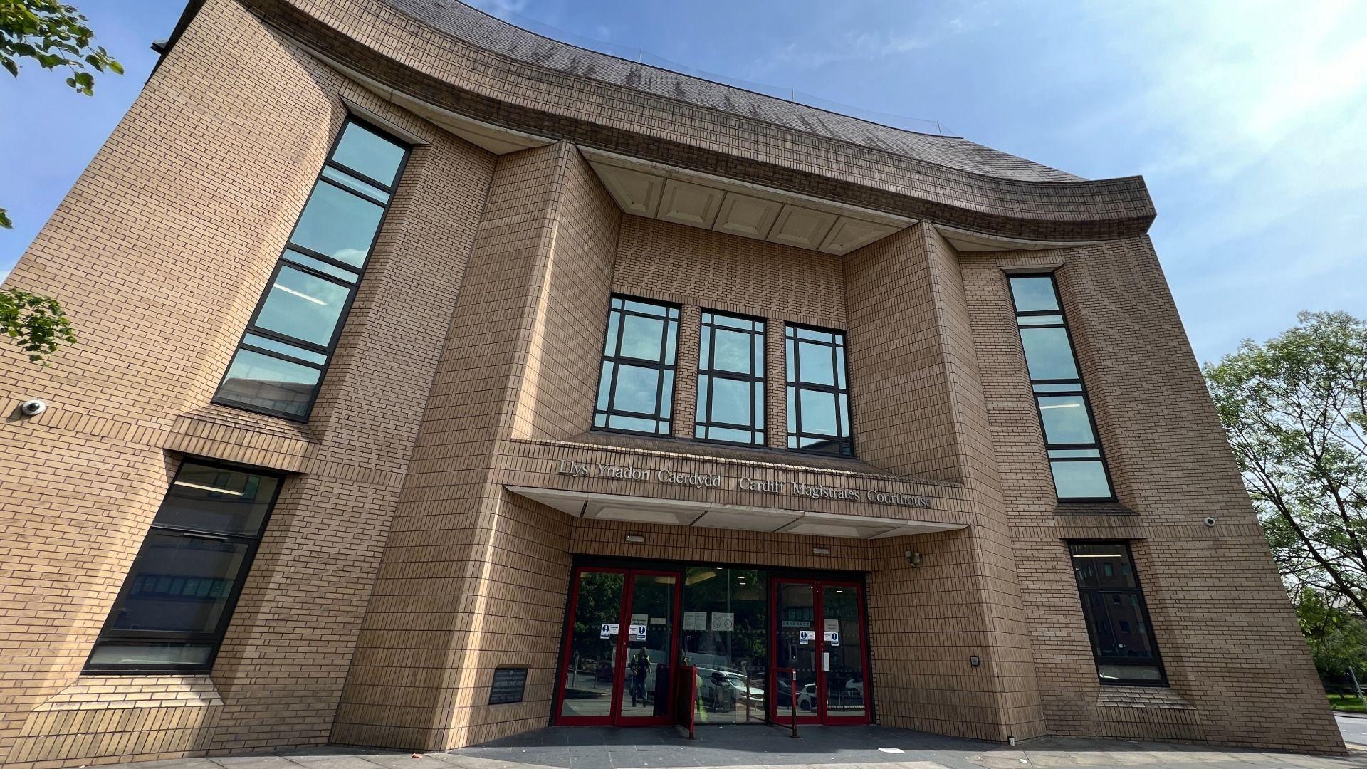 Llys Ynadon Caerdydd