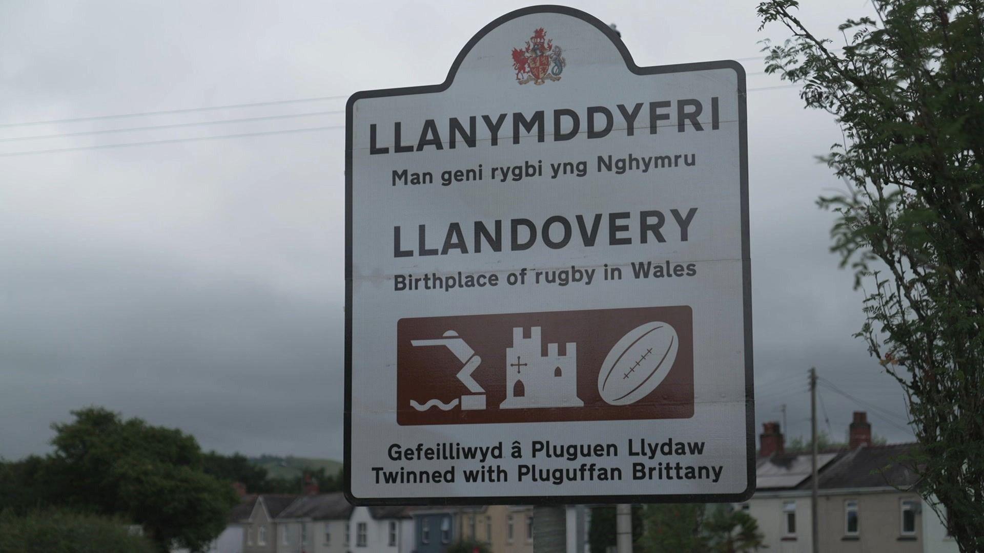 Arwydd wrth gyrraedd Llanymddyfri 