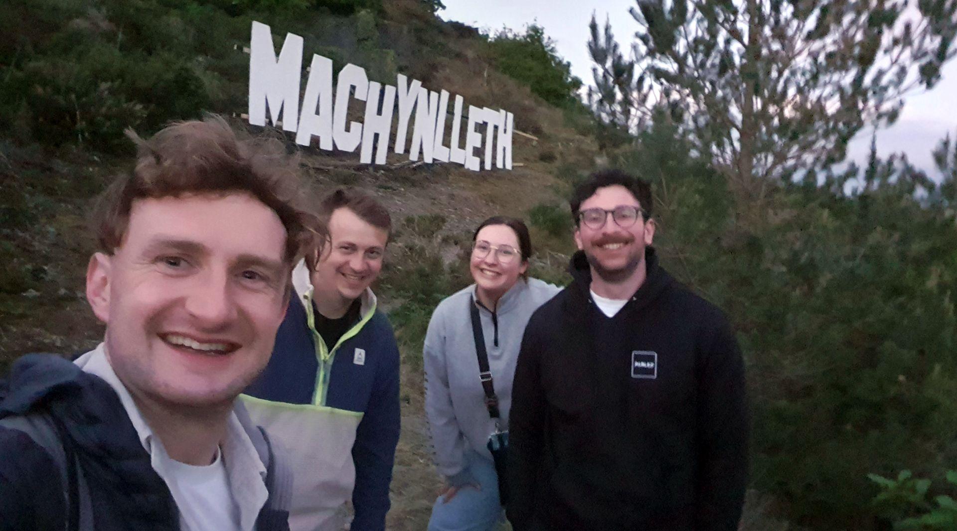 Carwyn gyda'i ffrindiau ger arwydd Machynlleth
