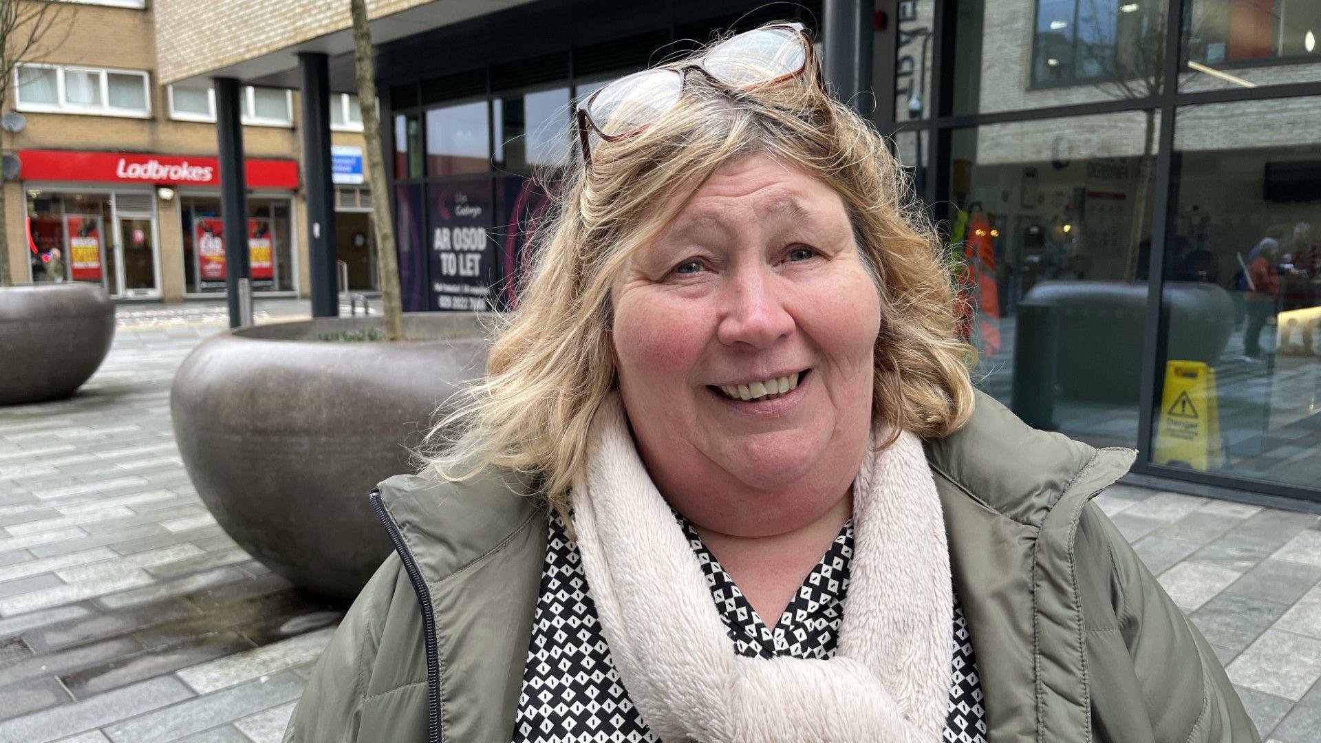 Rebecca Chadwick y tu allan i bencadlys Cyngor Rhondda Cynon Taf ar ol y cyfarfod lle cytunodd y cabinet i symud y trigolion o Clydach Terrace