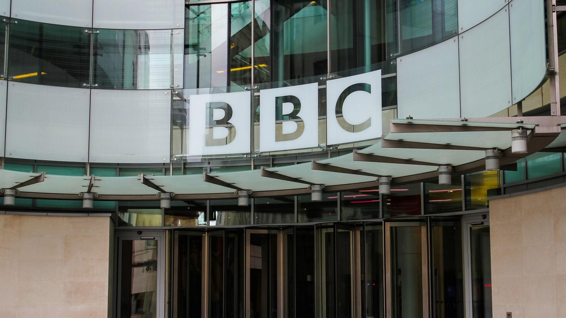 Adeilad y BBC yn Llundain