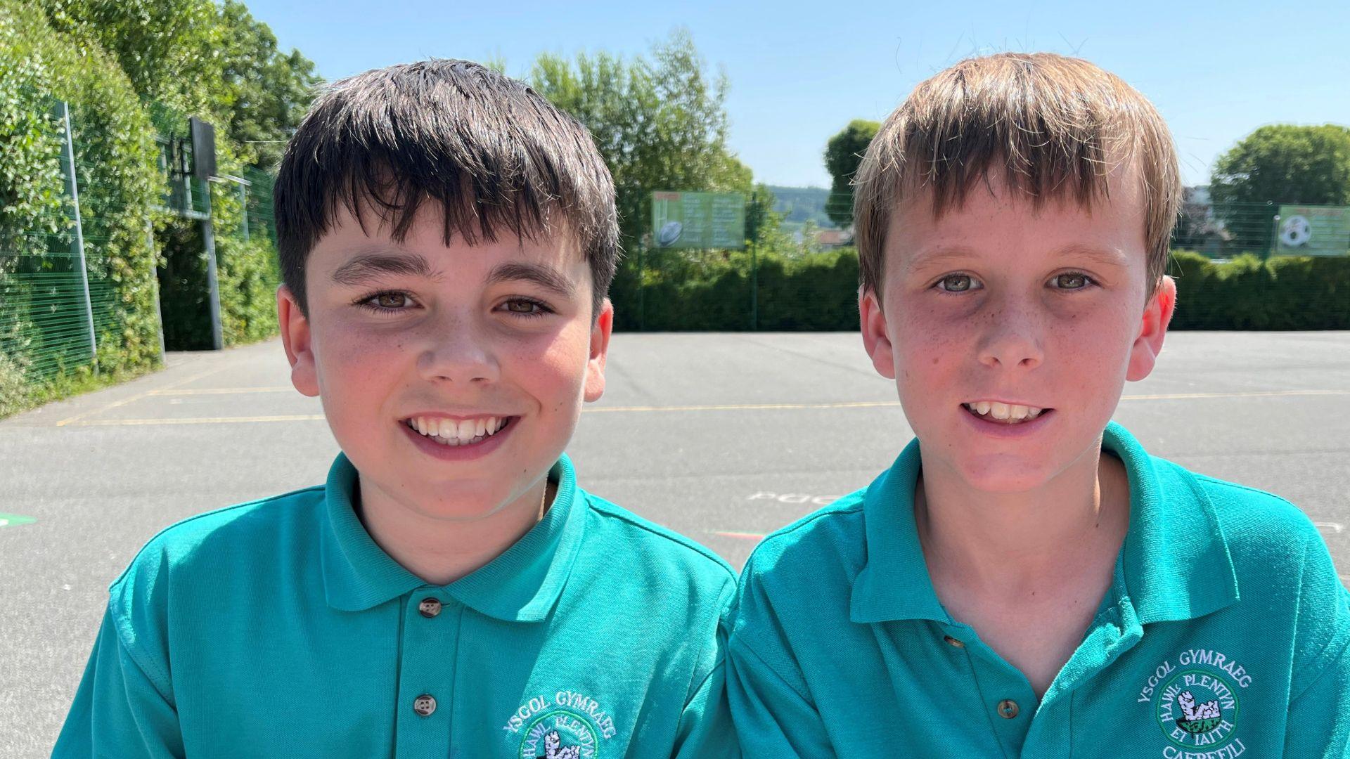 Llun o Llywelyn ar y chwith) a Ioan ar y dde ar iard yr ysgol