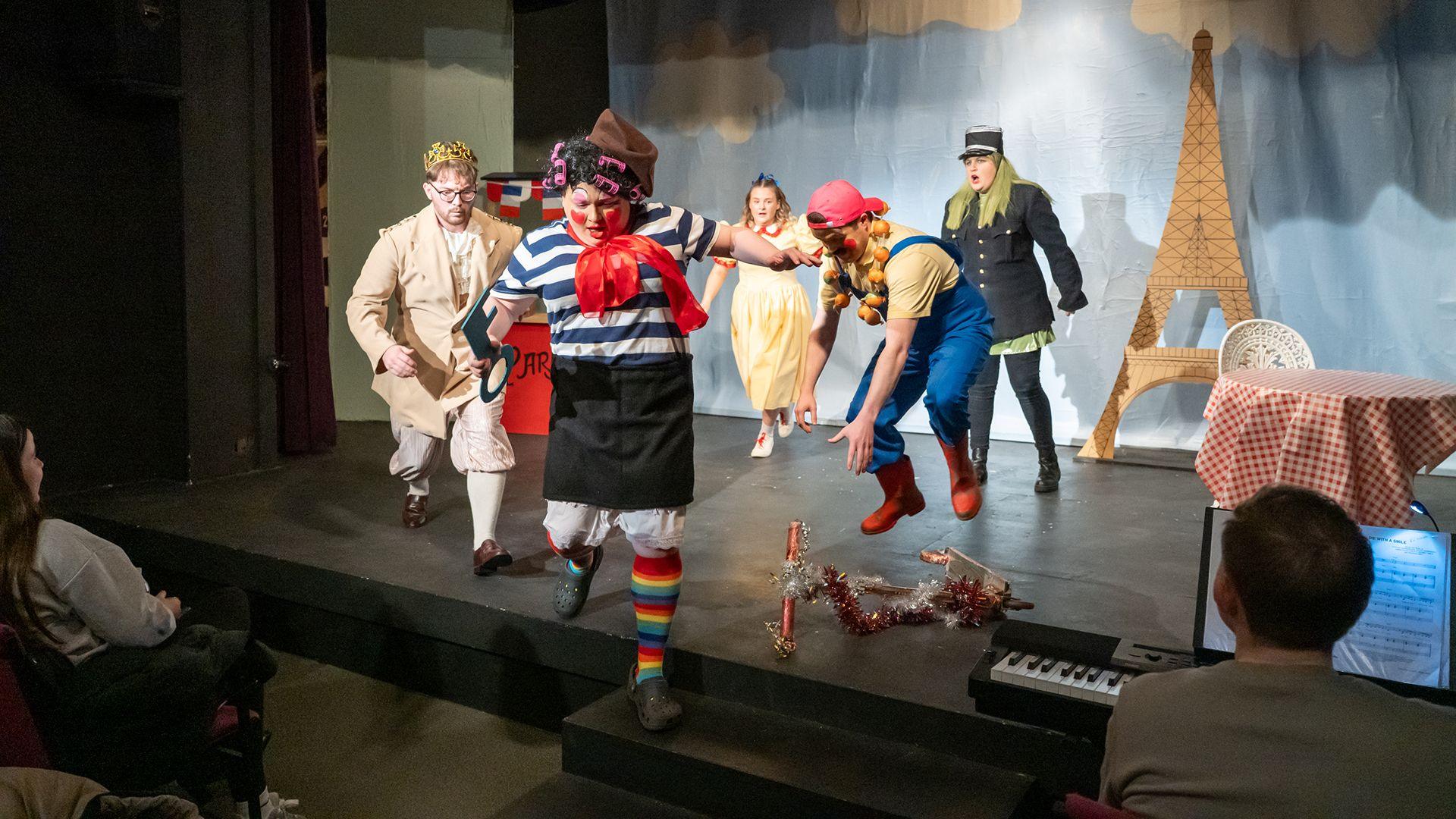 Yr actorion ar y llwyfan