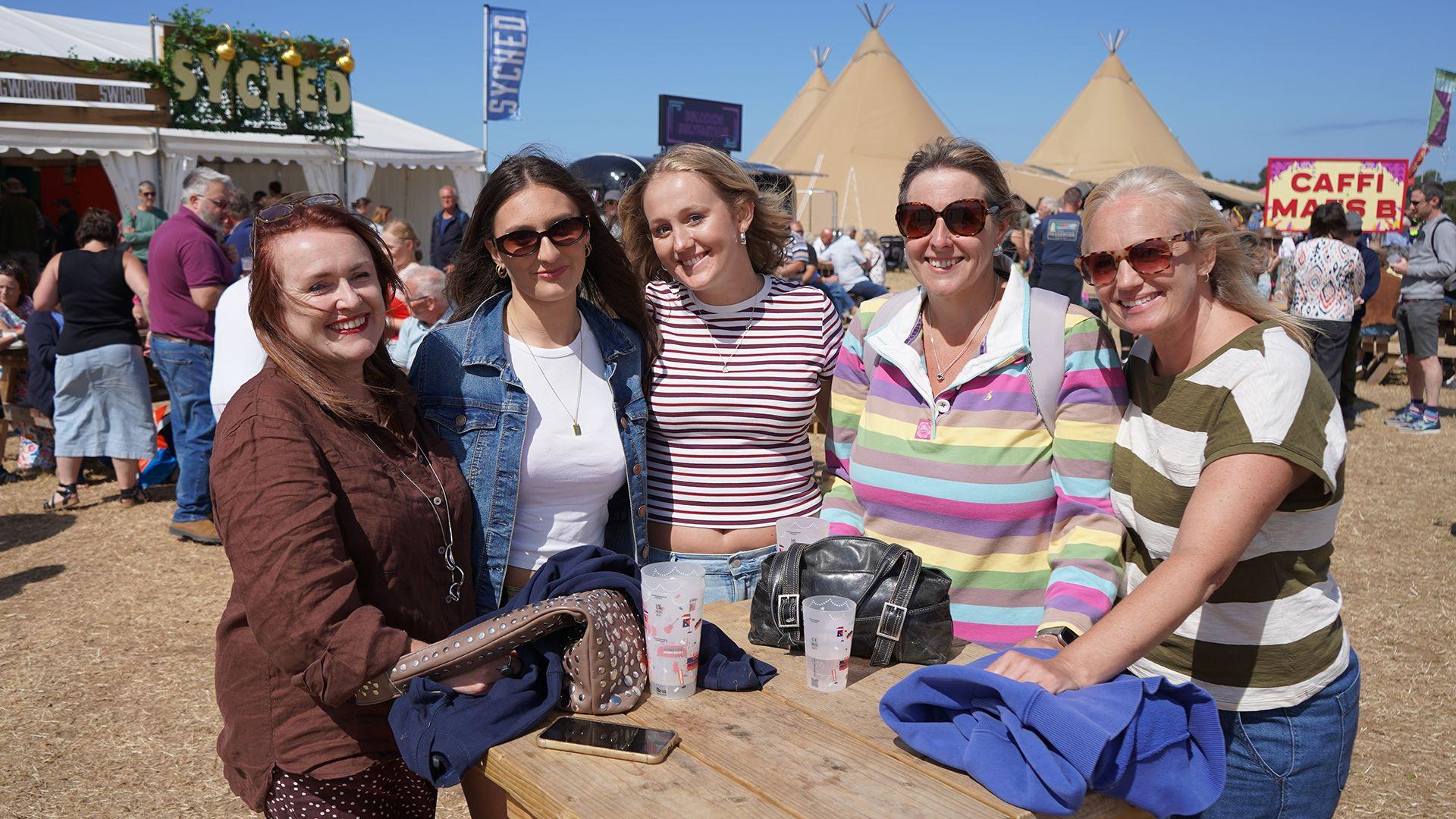 Ruth Lloyd, Lili Hunter, Lily Chandler, Laura Davies a Katie Chandler