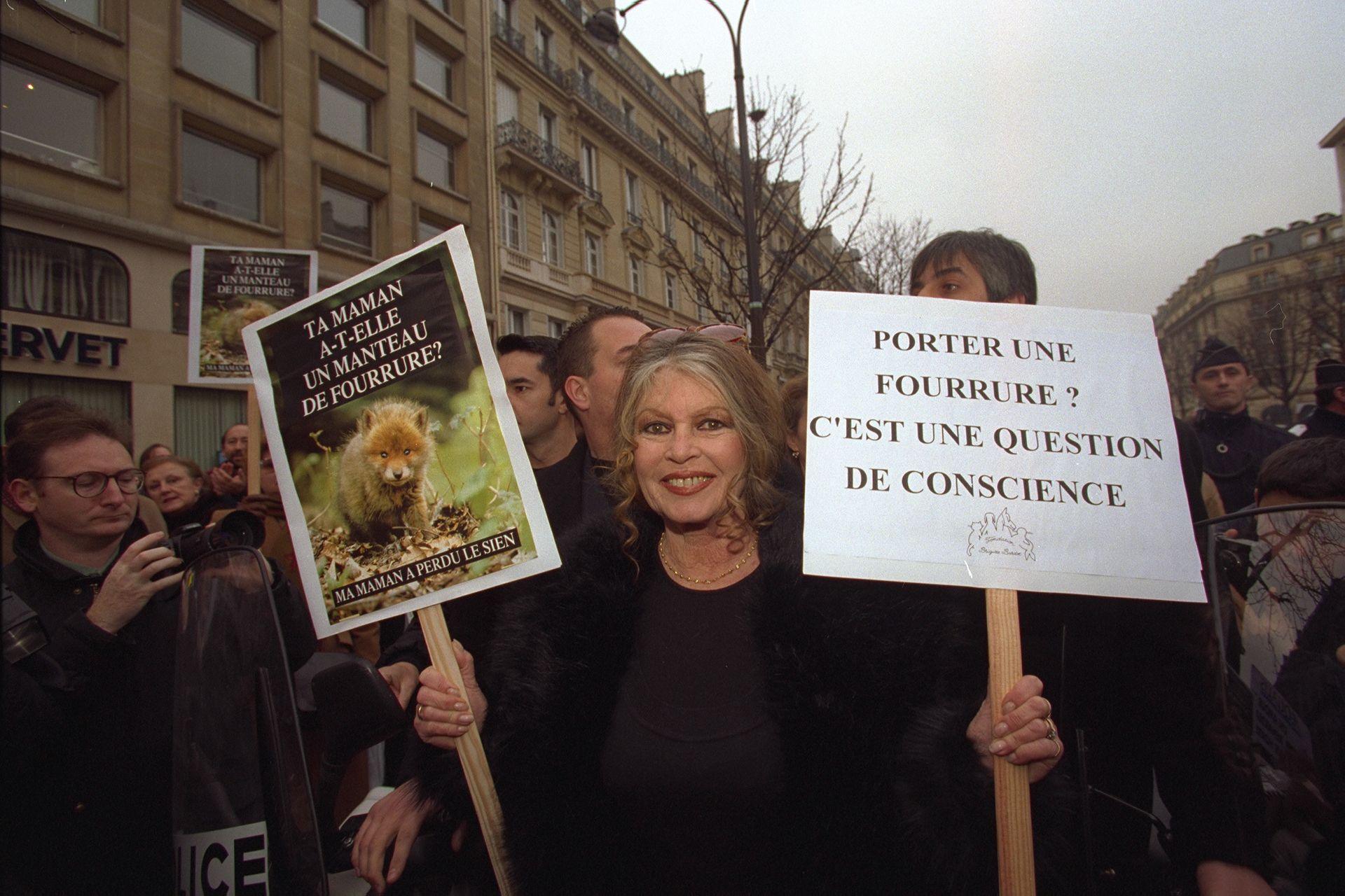 Brigitte Bardot, duke mbajtur dy pankarta ndërsa demonstron kundër tregtisë së gëzofëve. Njëra ka një fotografi të një kafshe të vogël, ndoshta një këlysh dhelpre, me pyetjen në frëngjisht: "A ka nëna juaj pallto gëzofi?" Tjetra ka vetëm sloganin në frëngjisht: "Të veshësh gëzof? Është çështje ndërgjegjeje".