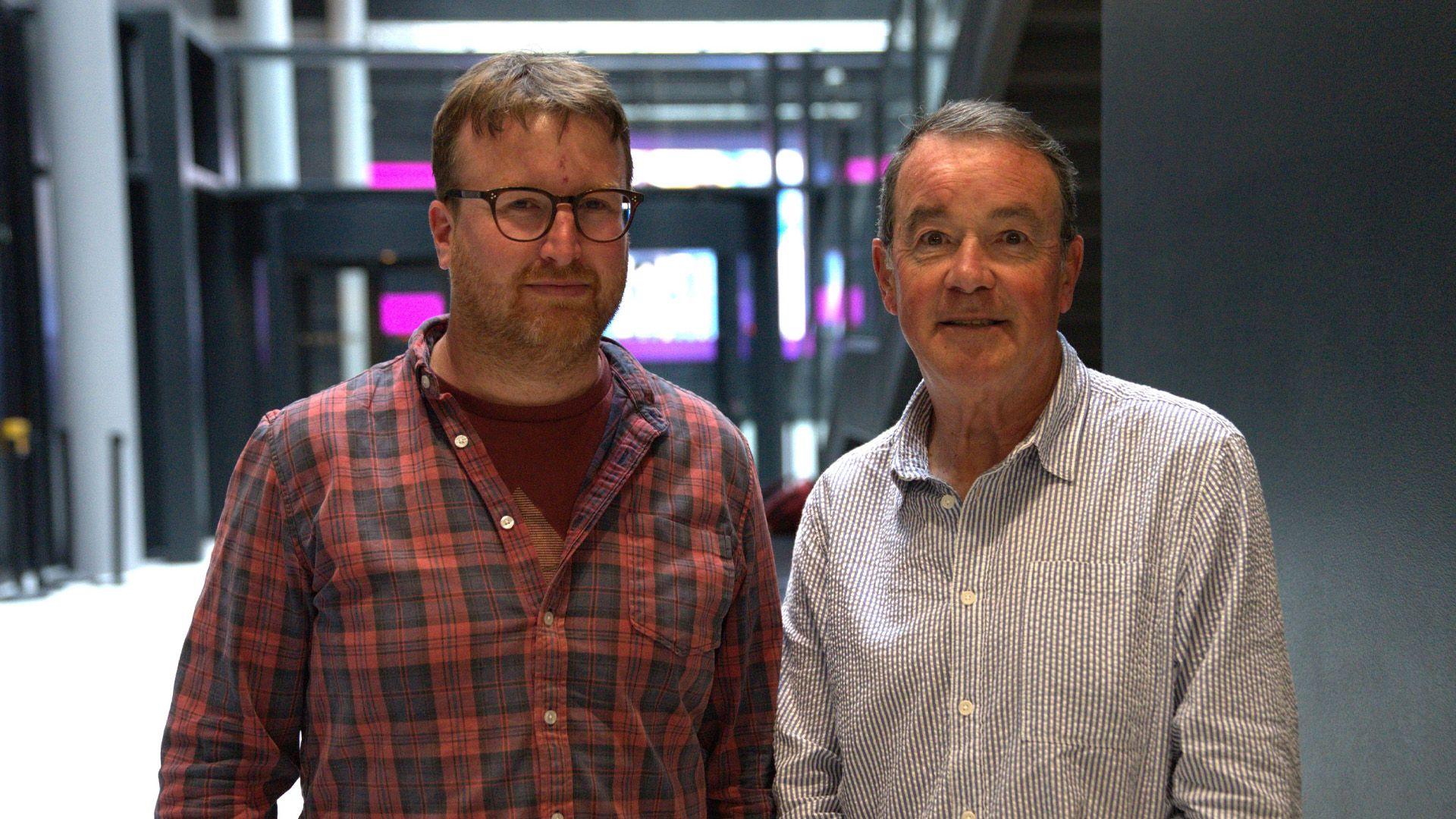 Cynhyrchydd y gyfres, Meic Parry, gyda Nic Parry