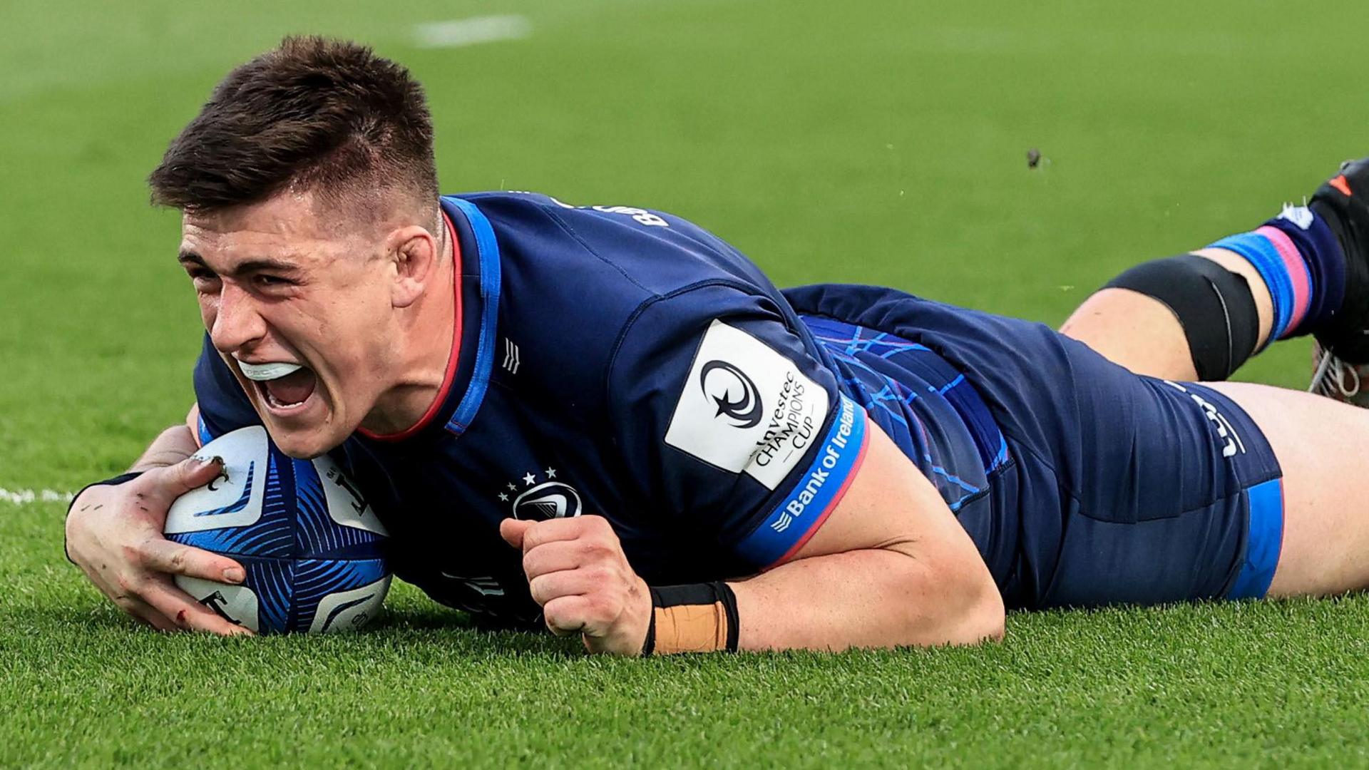 Dan Sheehan scores a try against La Rochelle