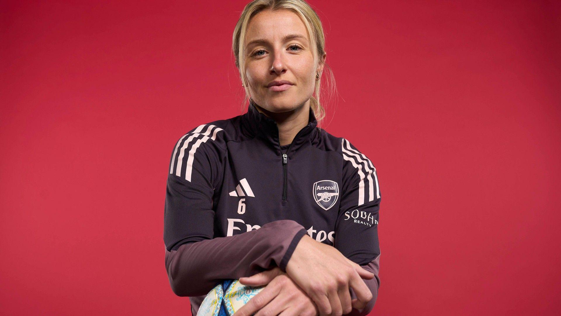 Leah Williamson holding a football