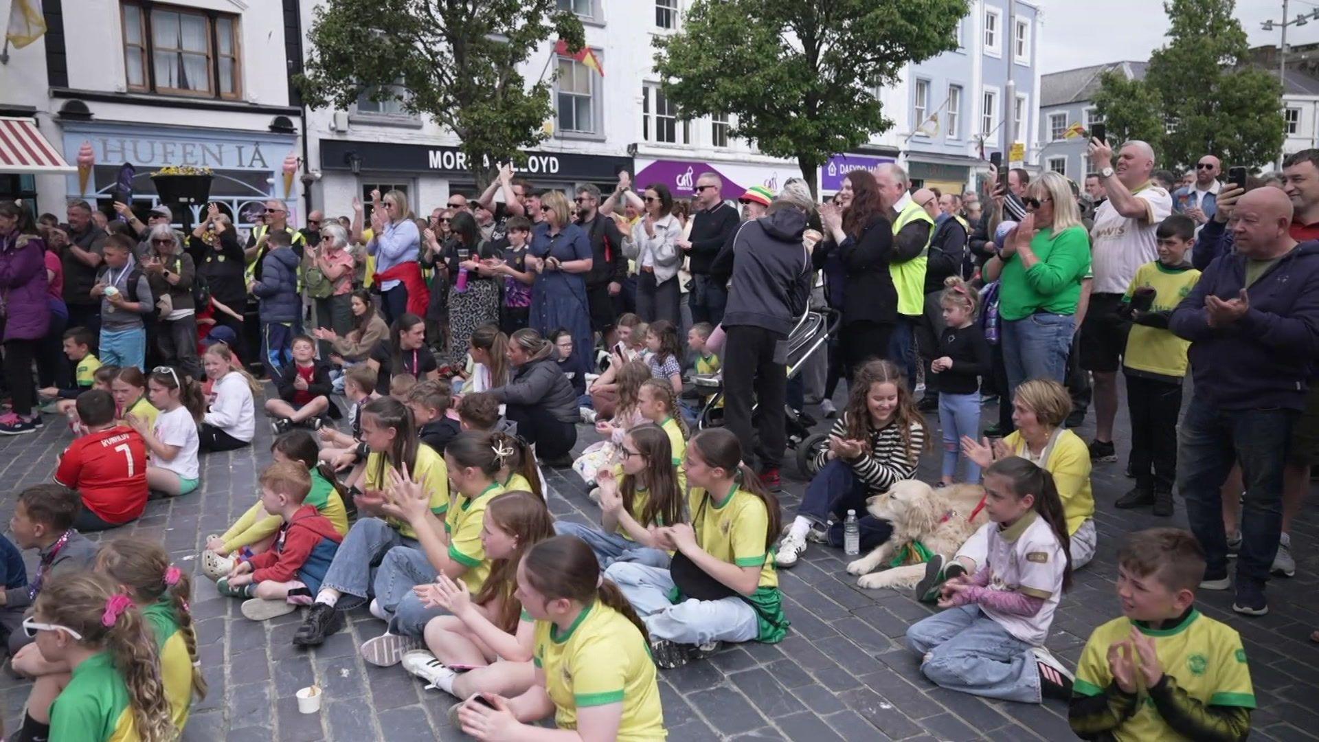 Rhai o'r cefnogwyr ar Faes Caernarfon ar gyfer y dathliad