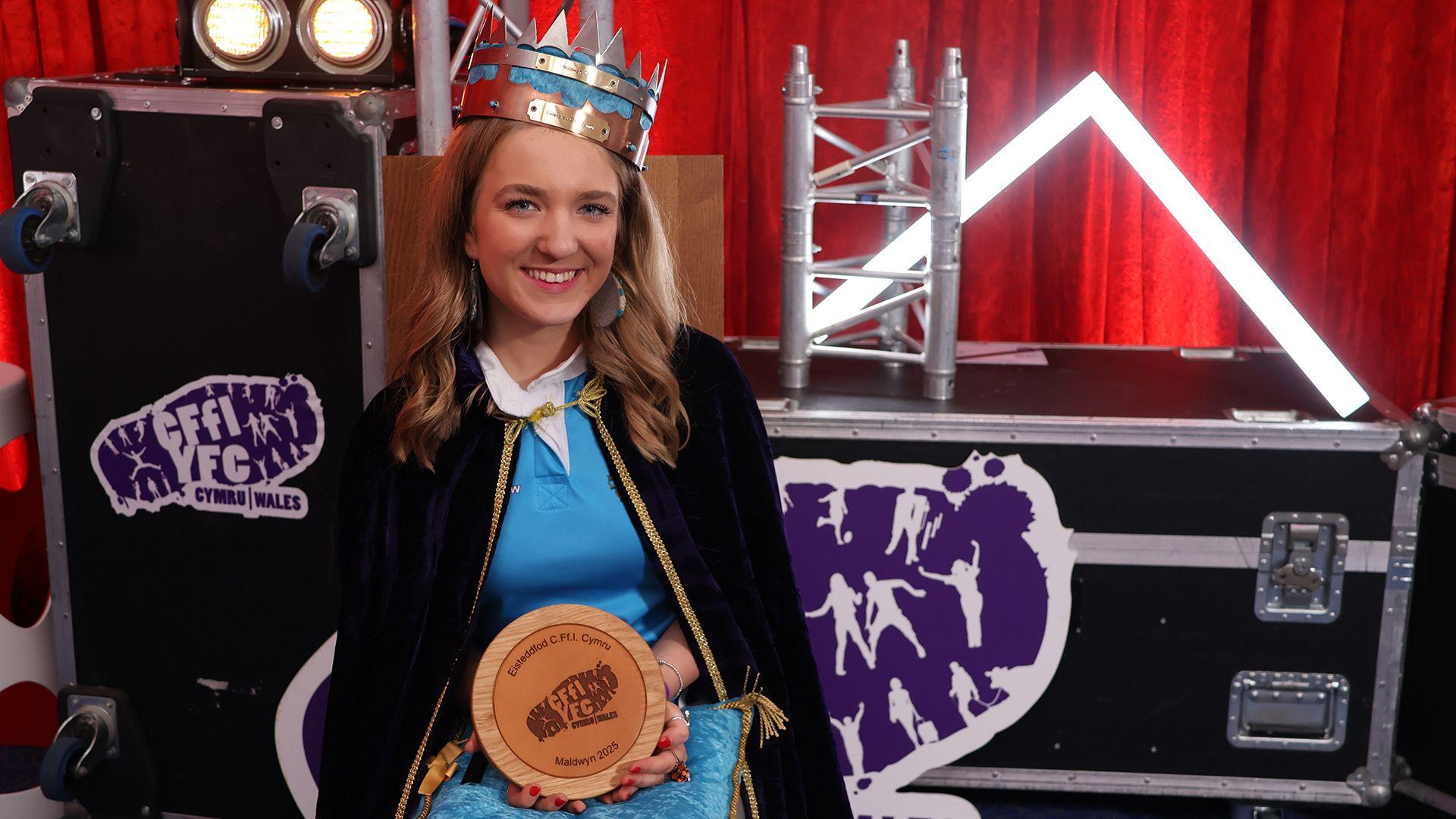 enillydd y Goron Fflur Hâf James