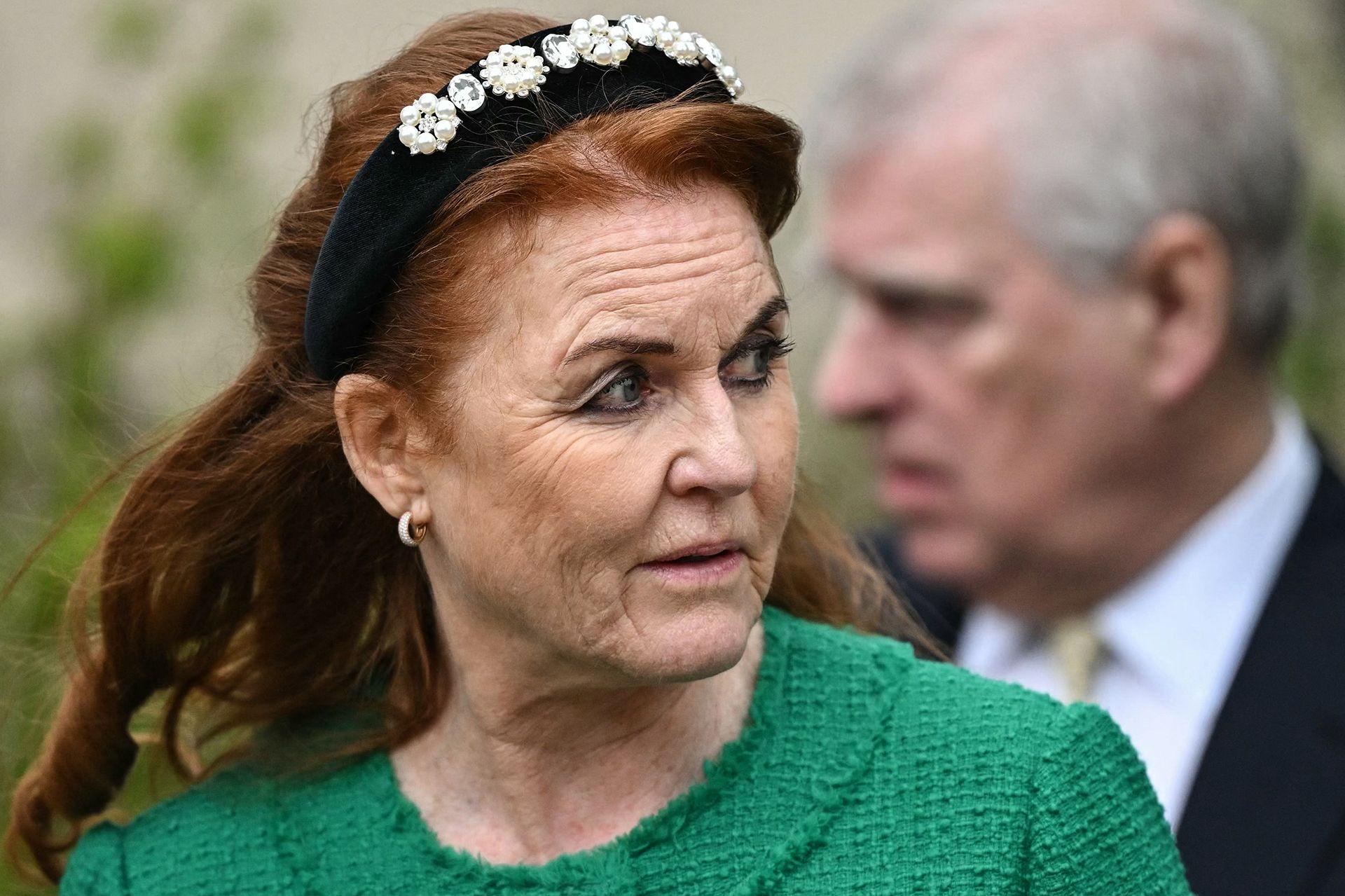 Sarah Ferguson, e ndjekur nga Andrew Mountbatten-Windsor (i njohur më parë si Princi Andrew, Duka i Jorkut), largohet nga Kisha e Shën Gjergjit, në Kështjellën e Windsor, pasi mori pjesë në Shërbesën e Pashkëve, më 31 mars 2024. Ferguson është e veshur me një xhaketë jeshile pa jakë. Ajo ka flokë të gjatë të kuq dhe mban një shirit koke të zi të zbukuruar me perla. Mountbatten-Windsor është pas saj dhe jashtë fokusit.
