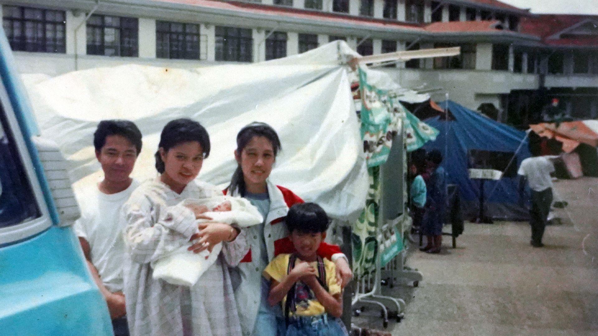 Edelita tu allan i'r ysbyty gydai'i phlentyn