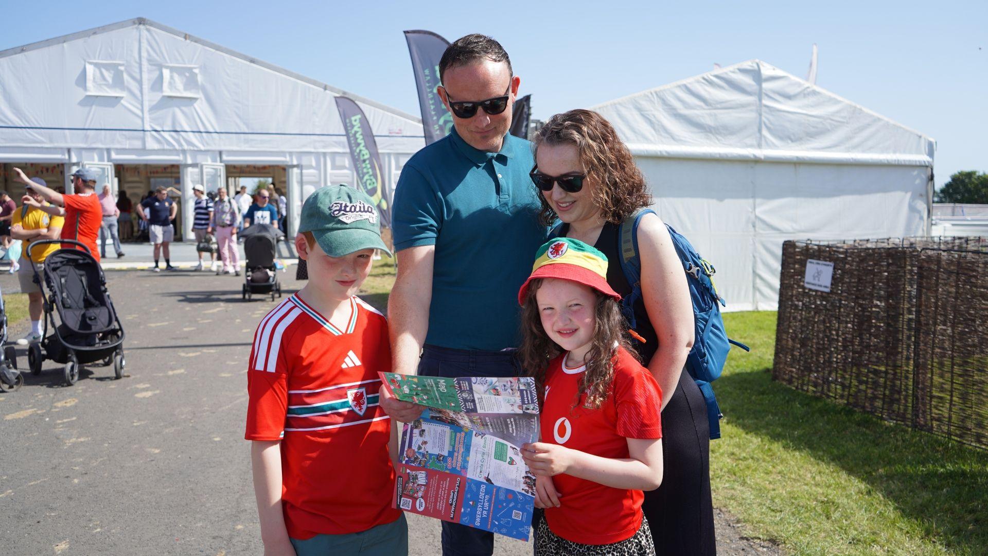 Aneirin ac Efa yn darllen y map gyda Mam a Dad er mwyn paratoi at ddiwrnod llawn dop yn crwydro'r map. Roedd Efa'n edrych ymlaen at fynd i'r ffair a dod o hyd i Mistar Urdd