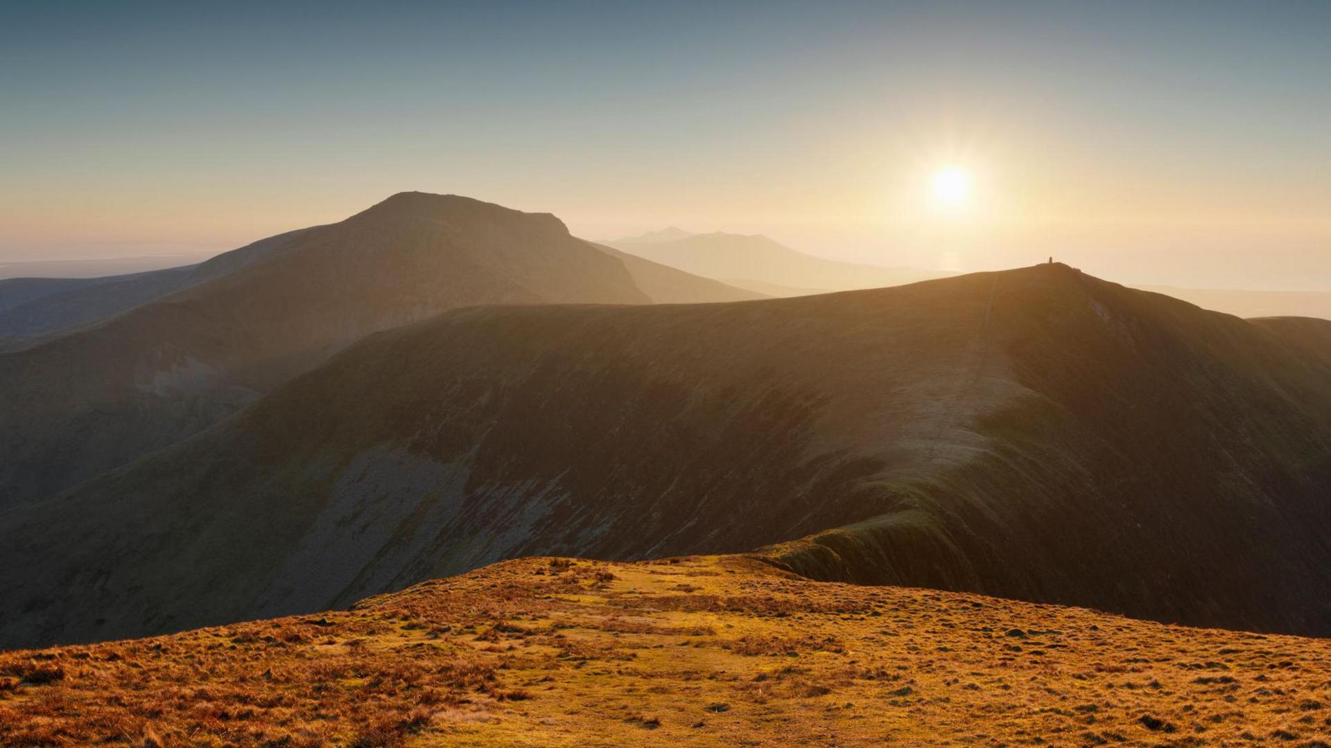 Mae Cwm Silyn yng nghesail Crib Nantlle