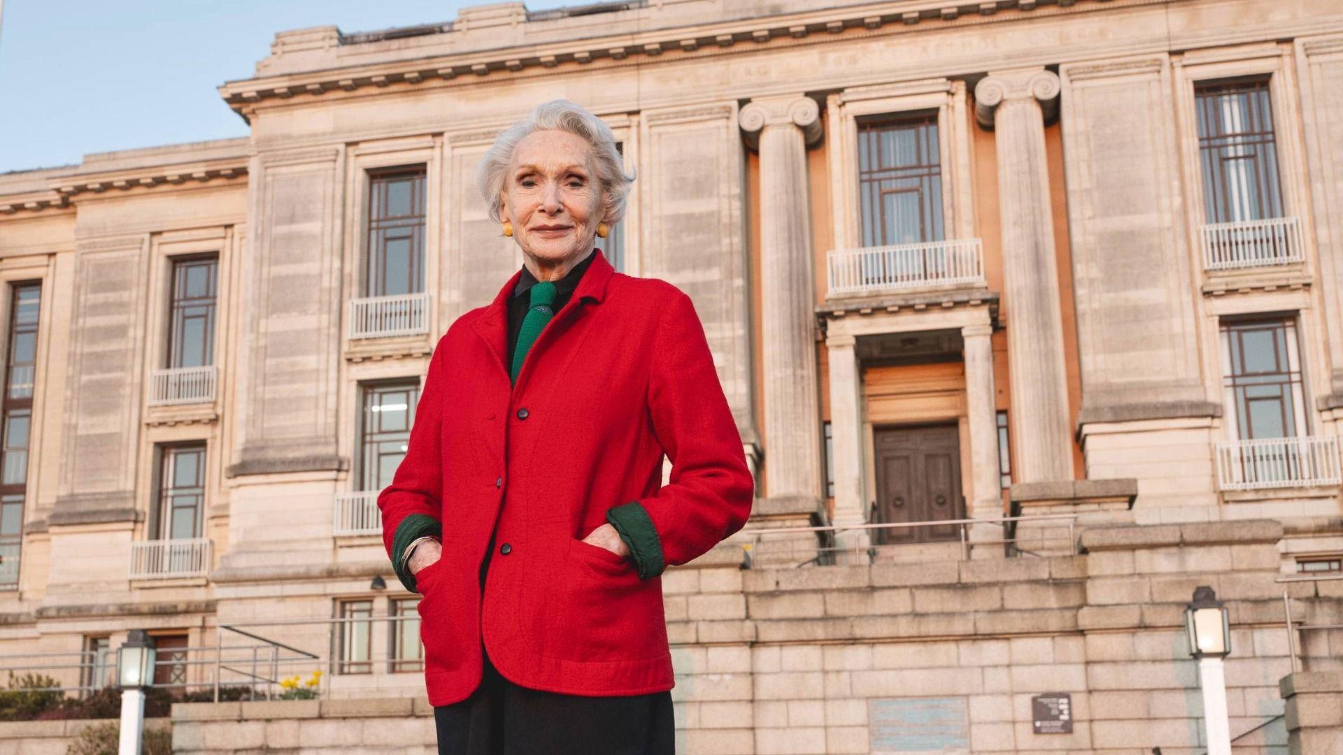 Siân Phillips o flaen y llyfrgell