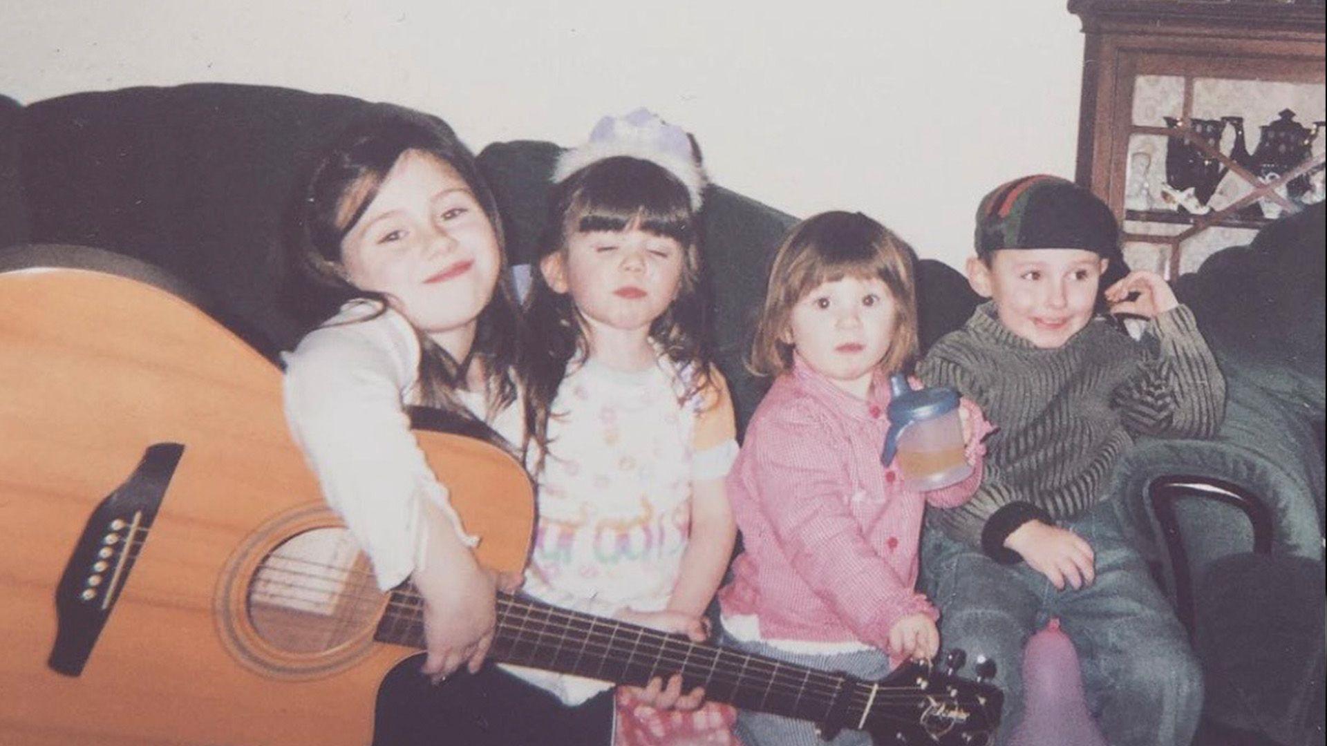 Lowri a'i theulu pan yn blant