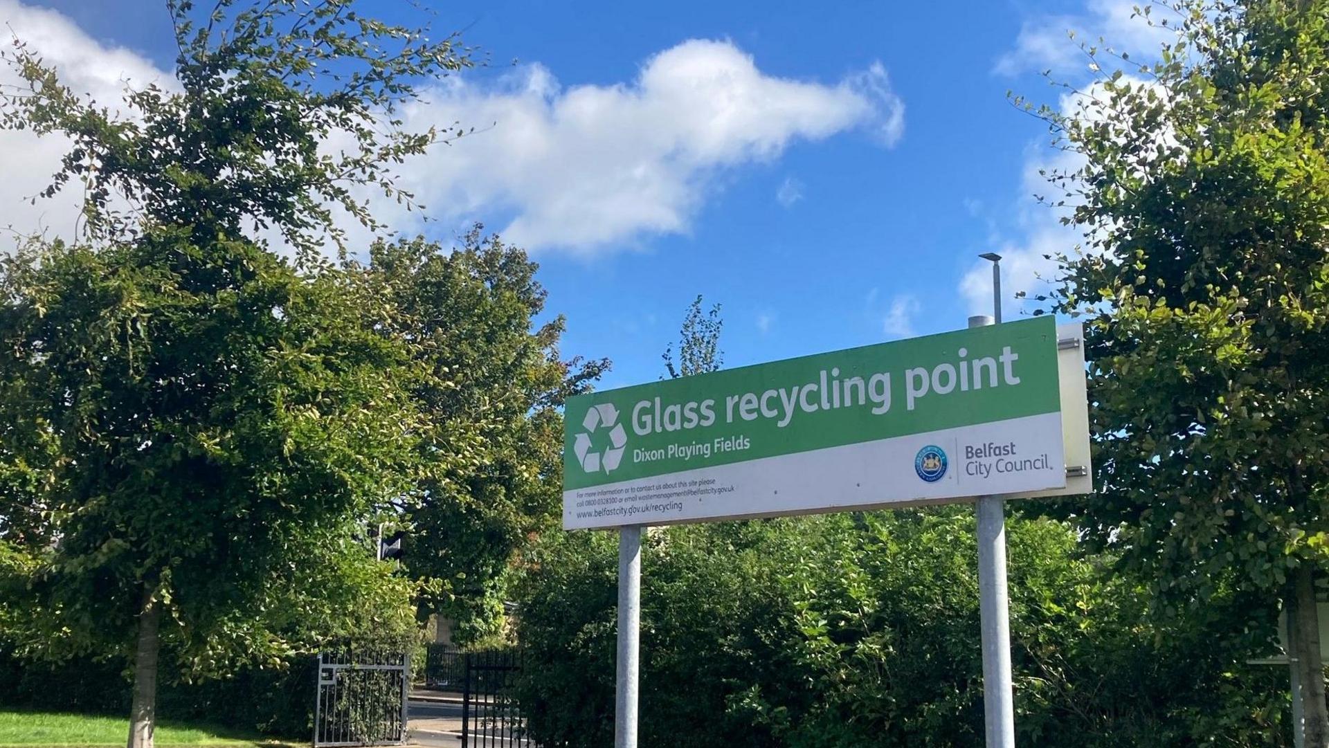 A sign indicating a glass recycling point