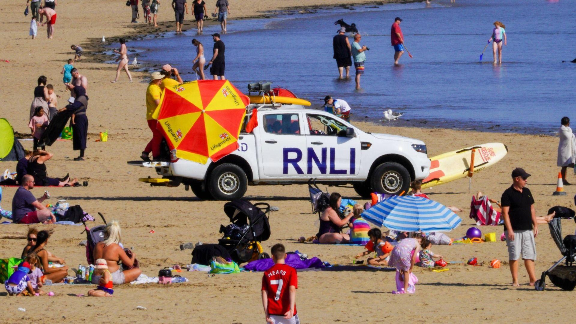 Traeth Porthcawl a char RNLI