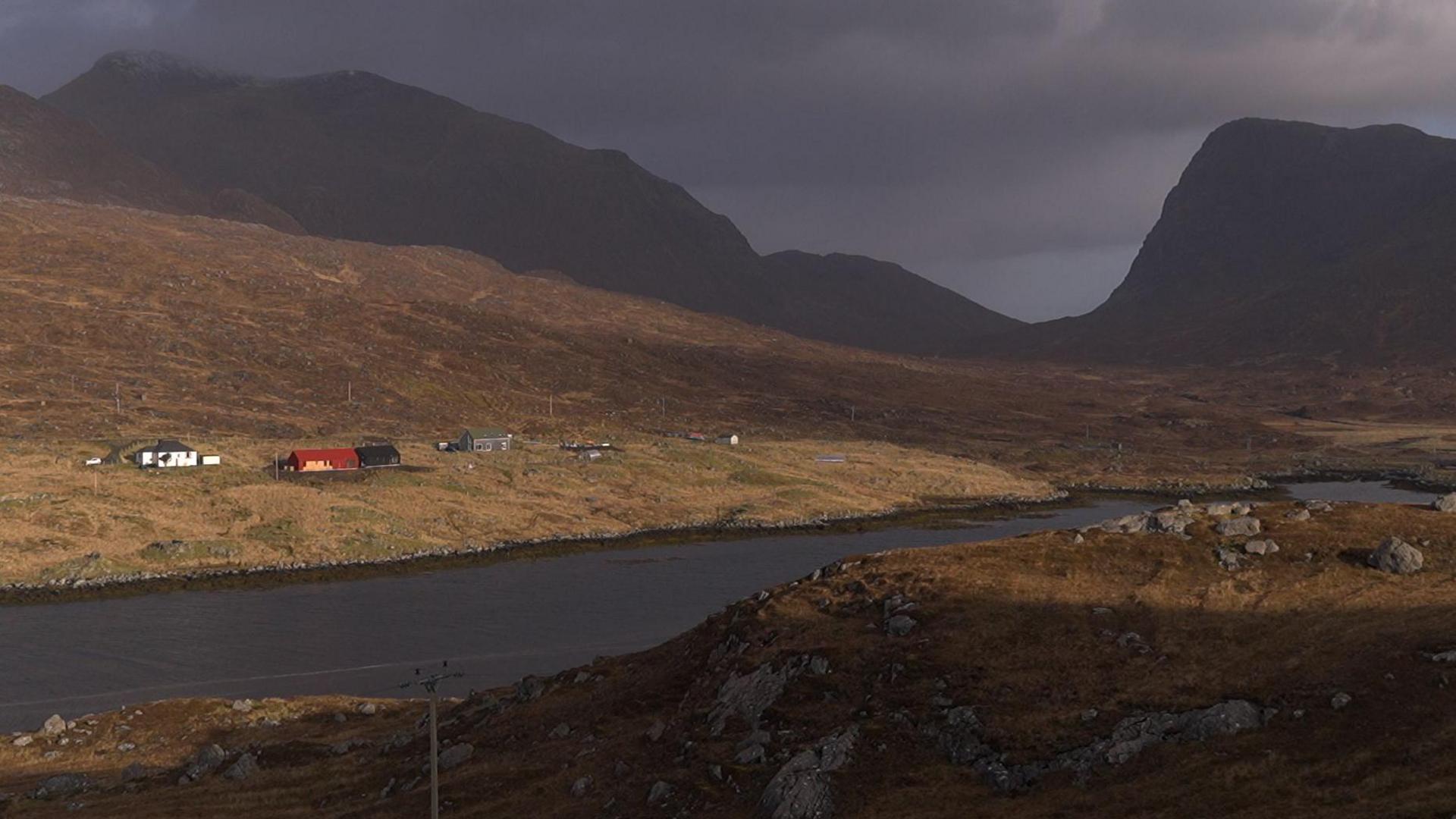 Taighean ùra ann an ceann a tuath na Hearadh