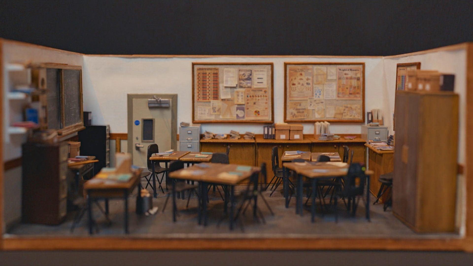 Ystafell ddosbarth fach gafodd ei hail-chreu gan Abi Trotman