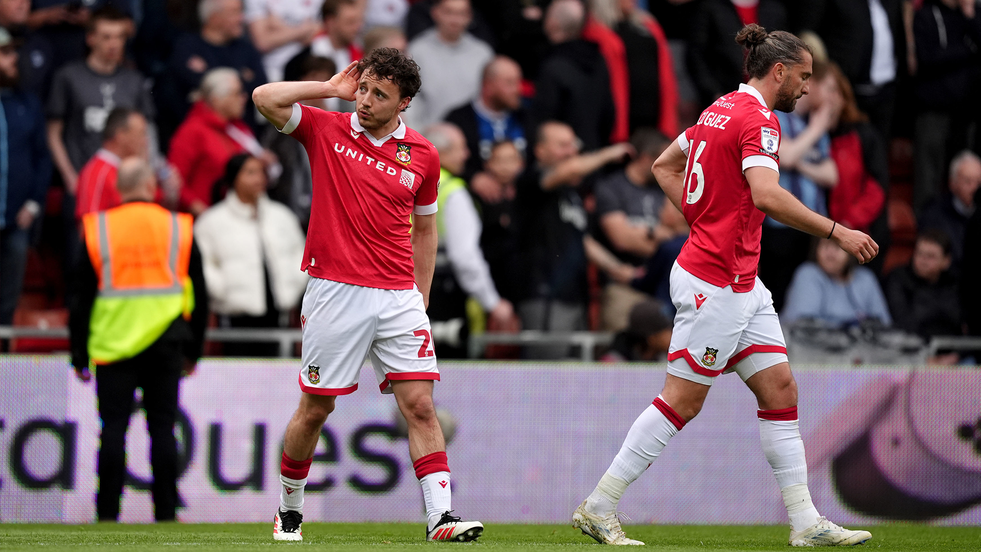 Oliver Rathbone ar ôl sgorio'r gôl gyntaf