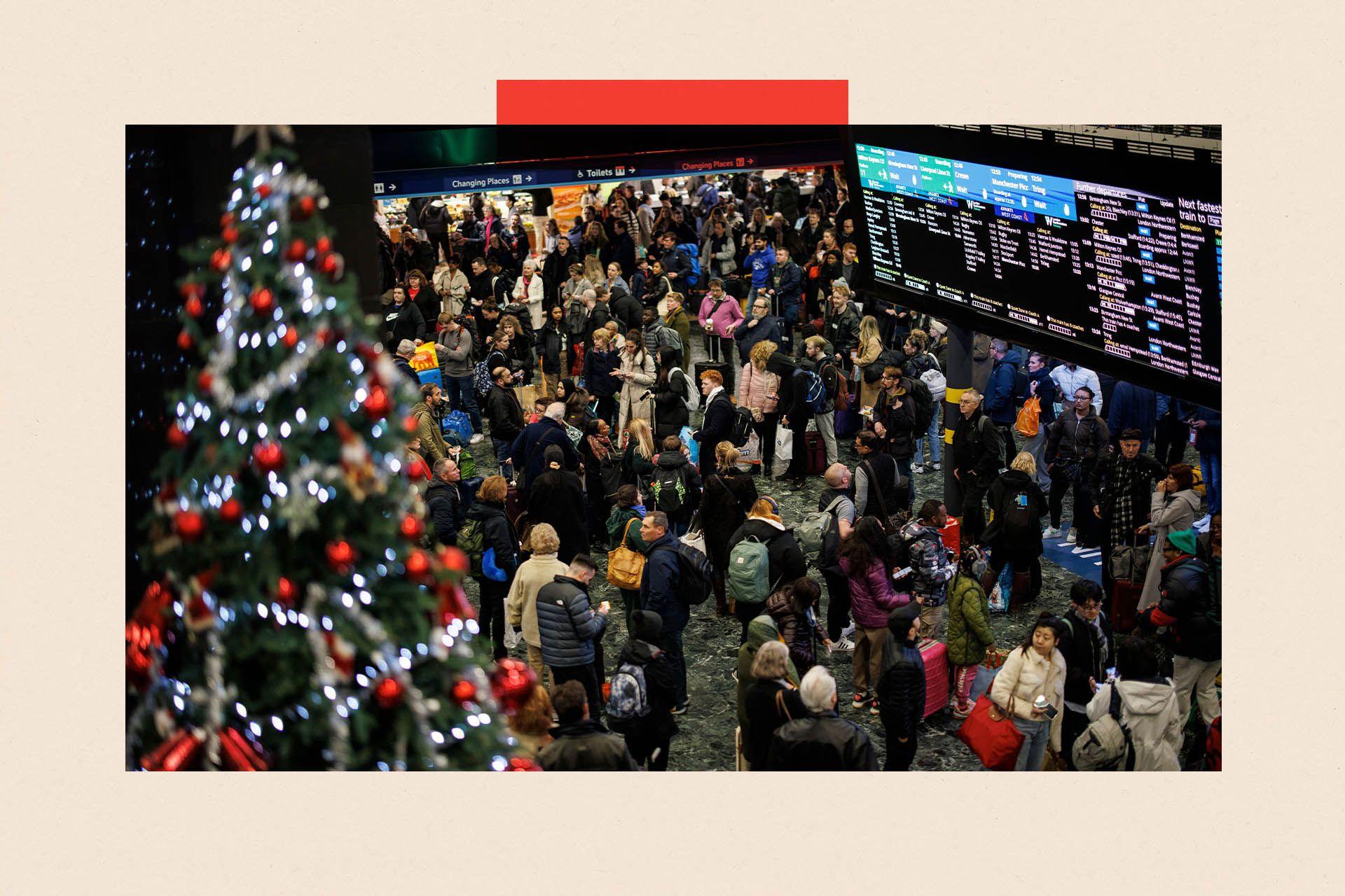 Pasagjerët presin shërbimet e trenit për të udhëtuar nga Stacioni i Eustonit