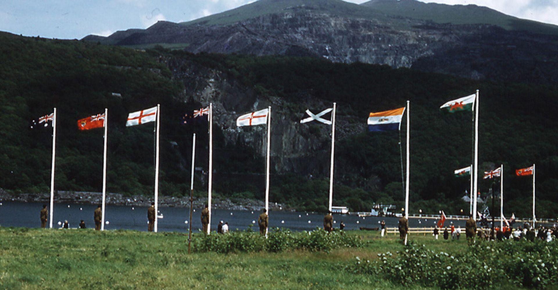 Baneri gwledydd y Gymanwlad yn hedfan a chwarel Dinorwig yn y cefndir