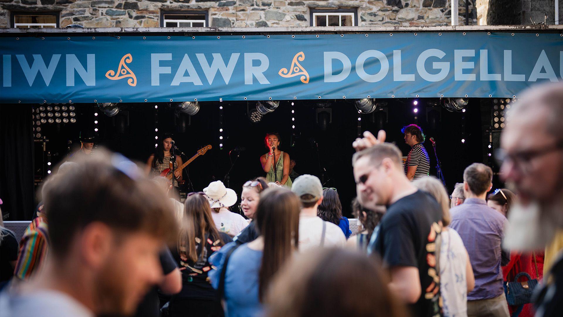 Taran, y grŵp ifanc o Gaerdydd gyda'r gantores Rose Datta yn canu, yn perfformio ar y brif llwyfan