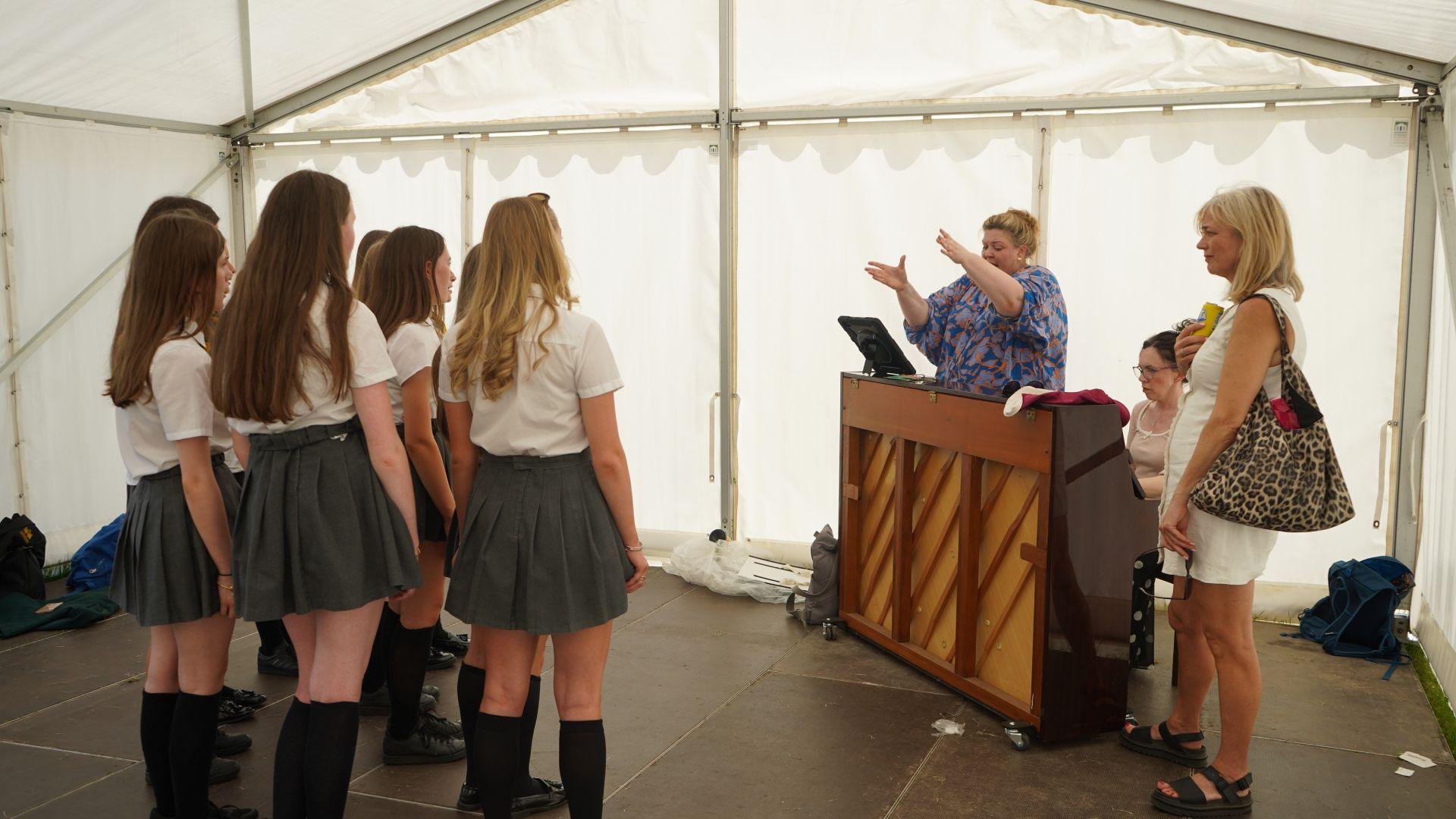 Amser ymarfer i ferched Ysgol Brynhyfryd