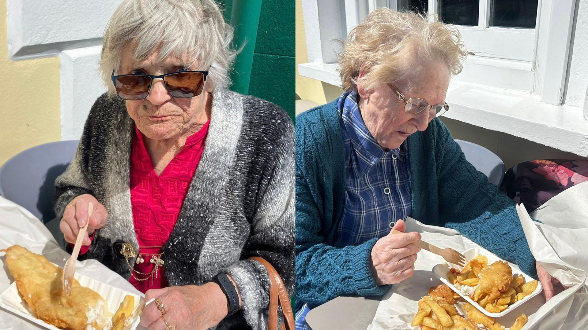 Dwy ddynes yn bwyta pysgodyn a sglodion yn Aberaeron 