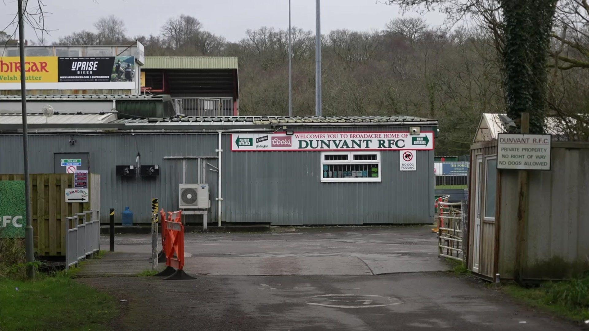 Mynedfa i glwb rygbi Dyfnant