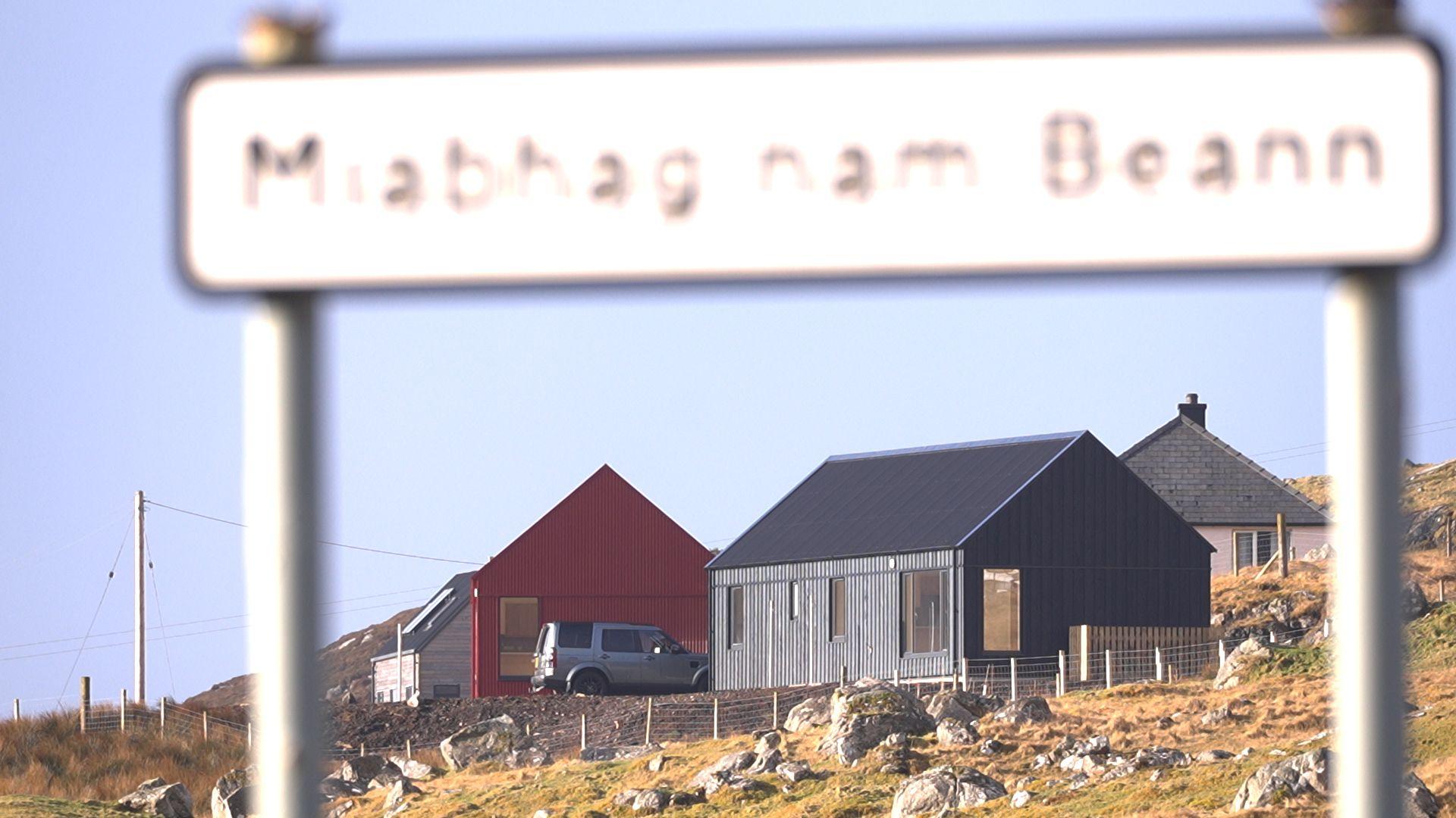 Soidhne Meabhag nam Beann le na taighean aig Sealladh Scourst