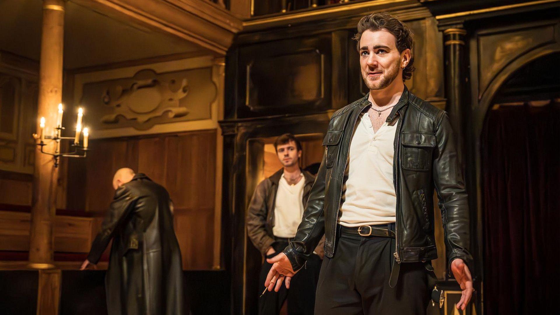 Scott Gutteridge ar lwyfan