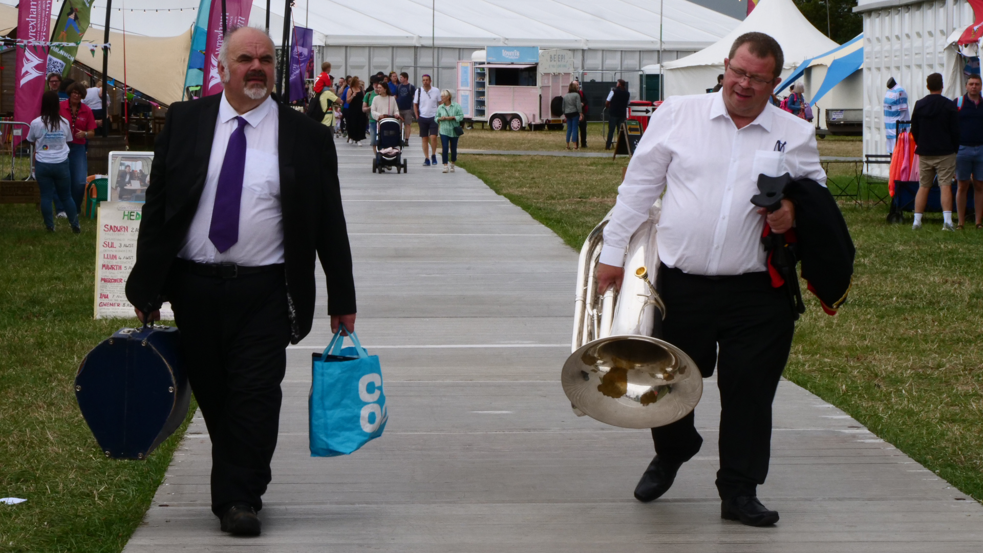 Aelodau o Fand Pres Lewis Merthyr ar y ffordd i'r maes i gystadlu yn y gystadleuaeth i fandiau pres adran un
