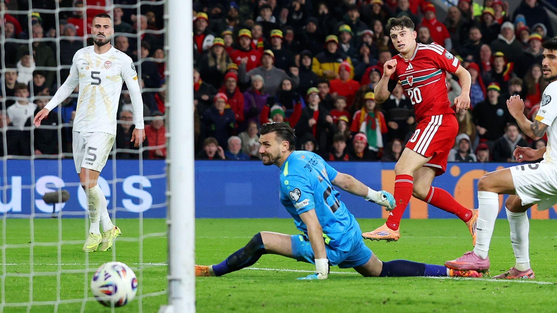 Daniel James yn sgorio