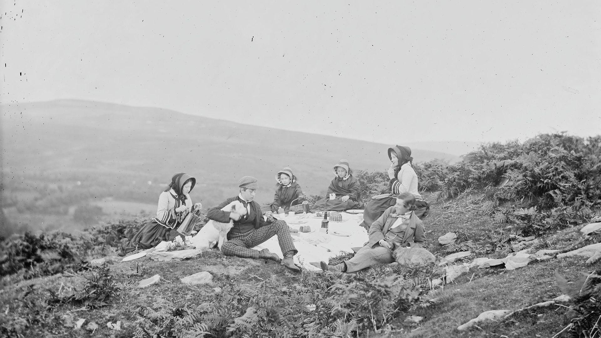 Hen lun du a gwyn o bobl yn cael picnic