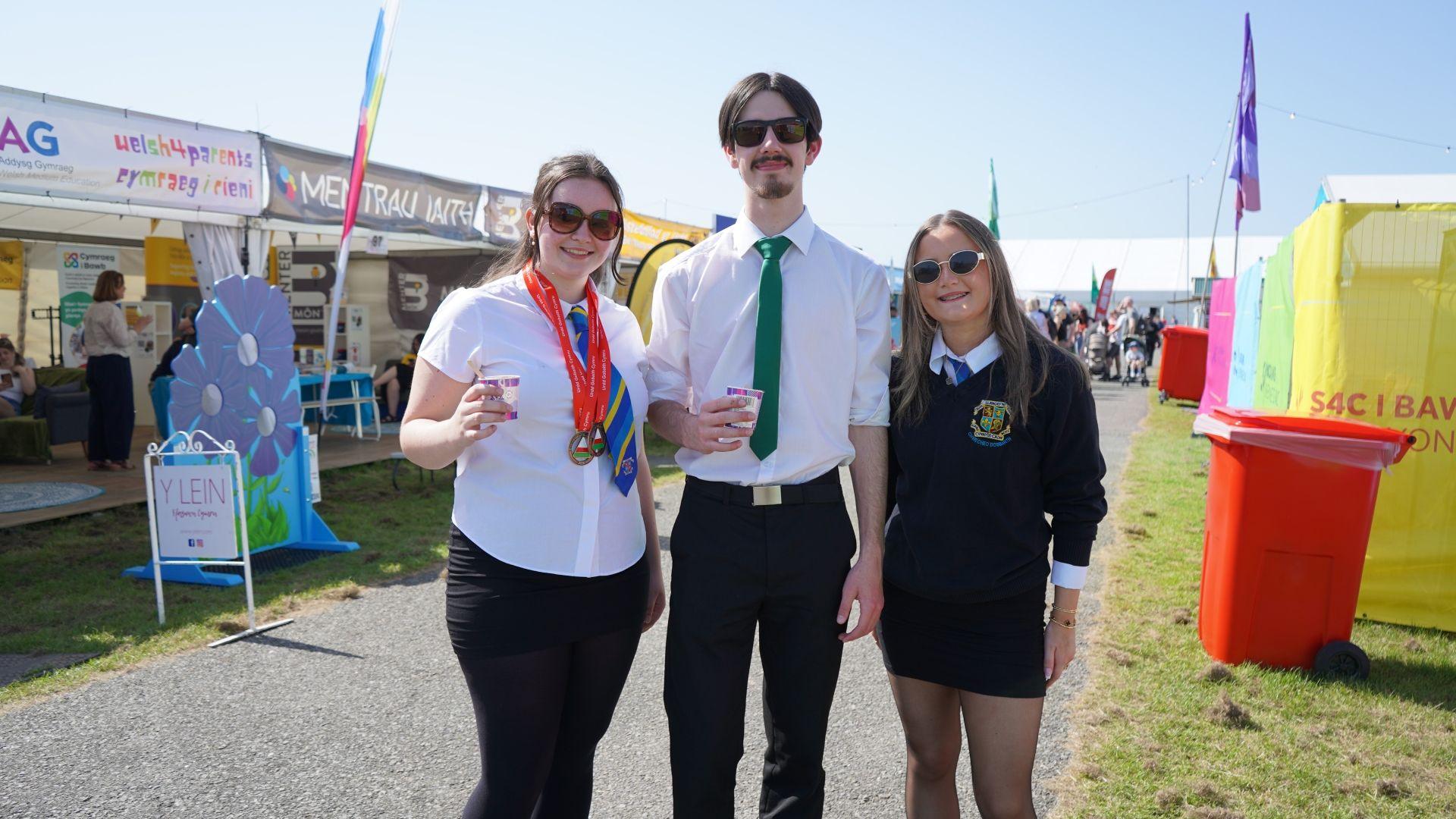 Alaw, Tomos a Seren o Ysgol Gyfun Llangefni yn mwynhau hufen iâ. Cafodd Alaw a Tomos fore prysur yn cystadlu yn y dawnsio gwerin, ac ar brynhawn dydd Llun cystadlodd Alaw a Seren yn y côr gwerin a chôr s.a.t.b. Cafodd Alaw hefyd ei gwobrwyo am ddod yn drydydd yn creu tecstiliau ac yn gyntaf am uwchgylchu