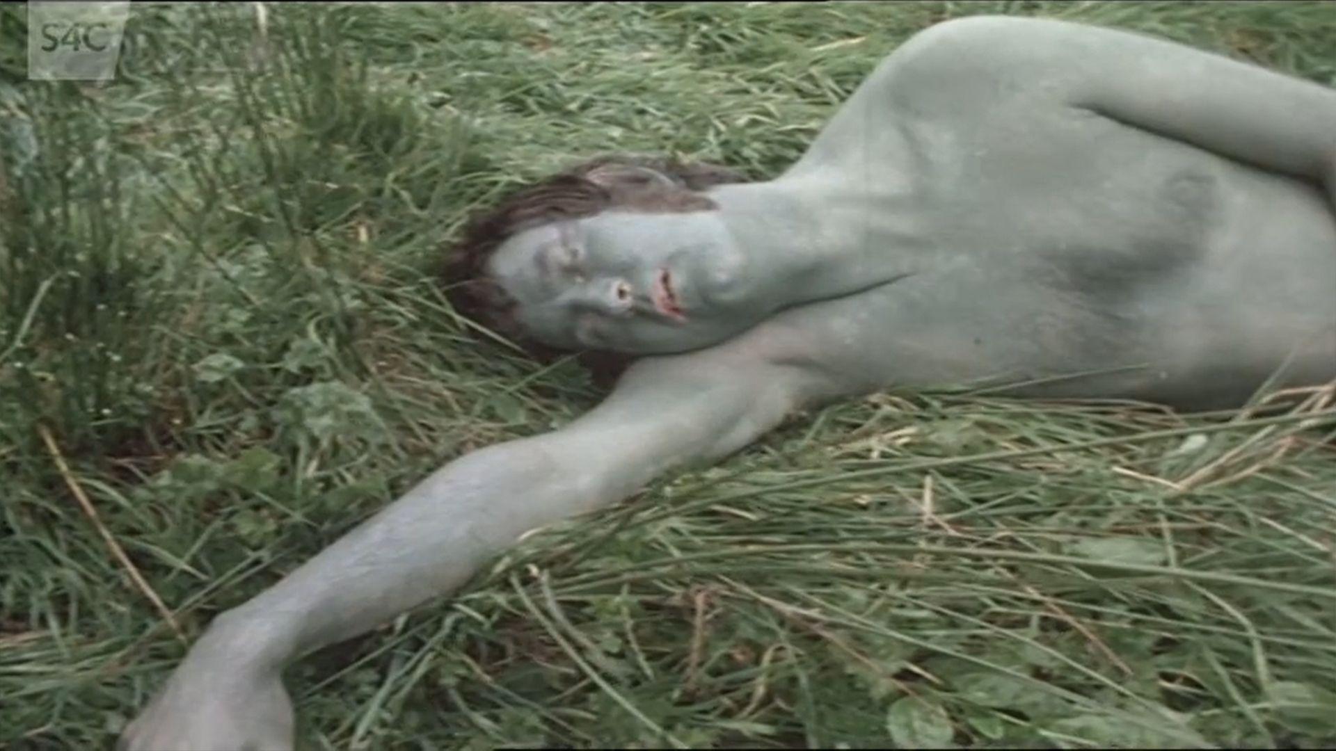 Dafydd Iwan wedi ei baentio'n wyrdd