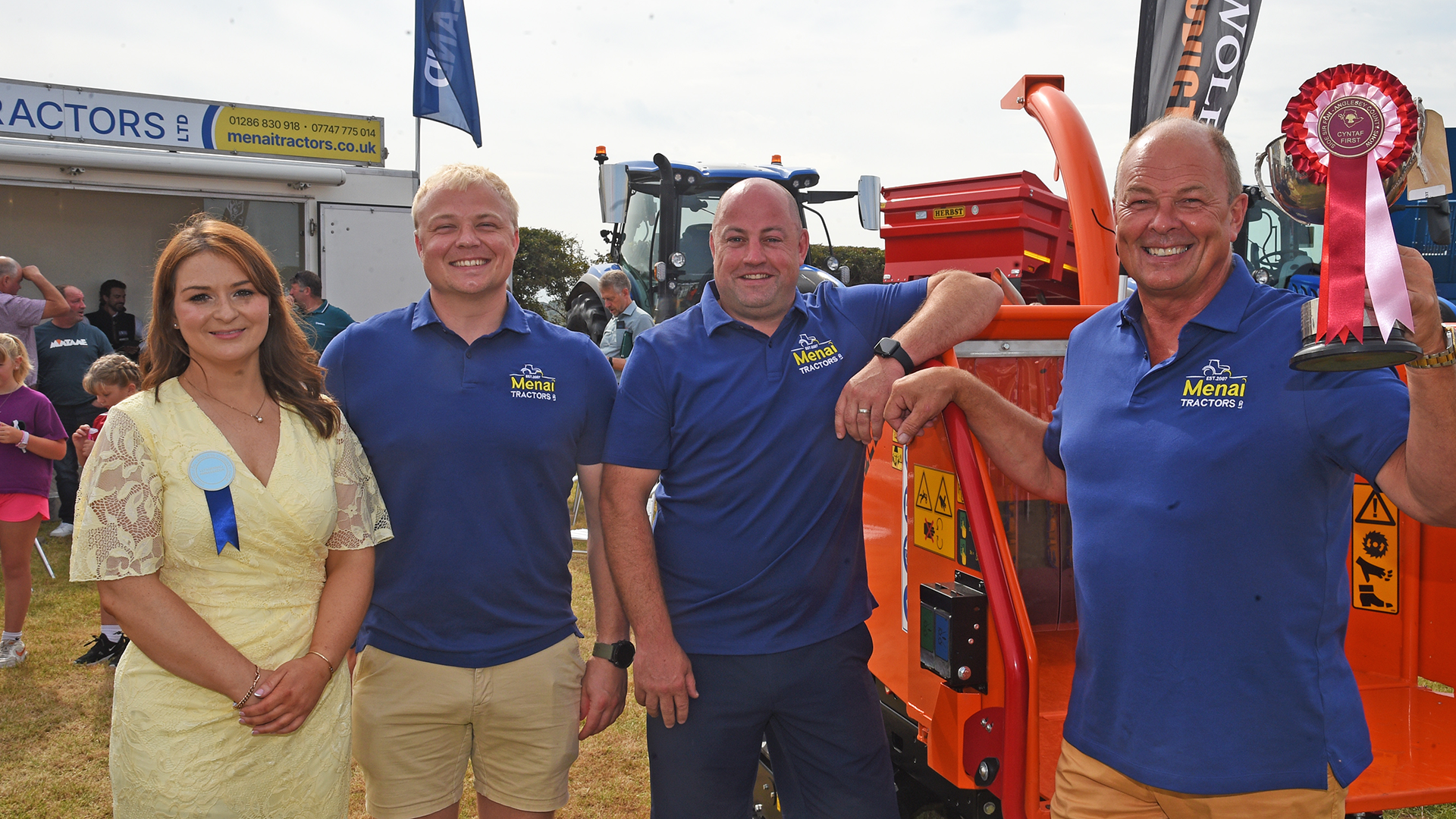 Ac enillwyr y stondin fasnachol orau ar y maes oedd Menai Tractors